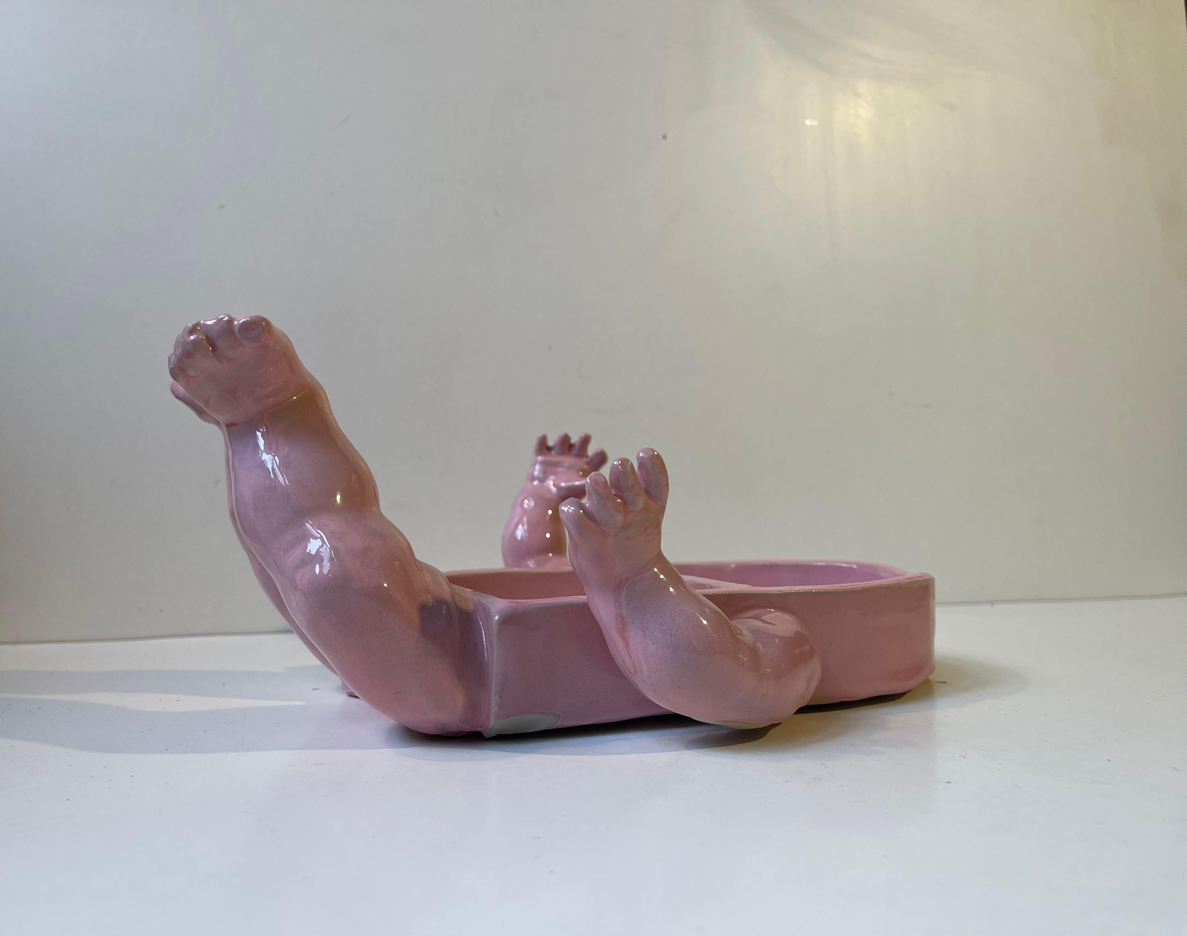 Postmoderno Portaspezie in ceramica Surreal Scandinavian Baby Body con smalto rosa in vendita