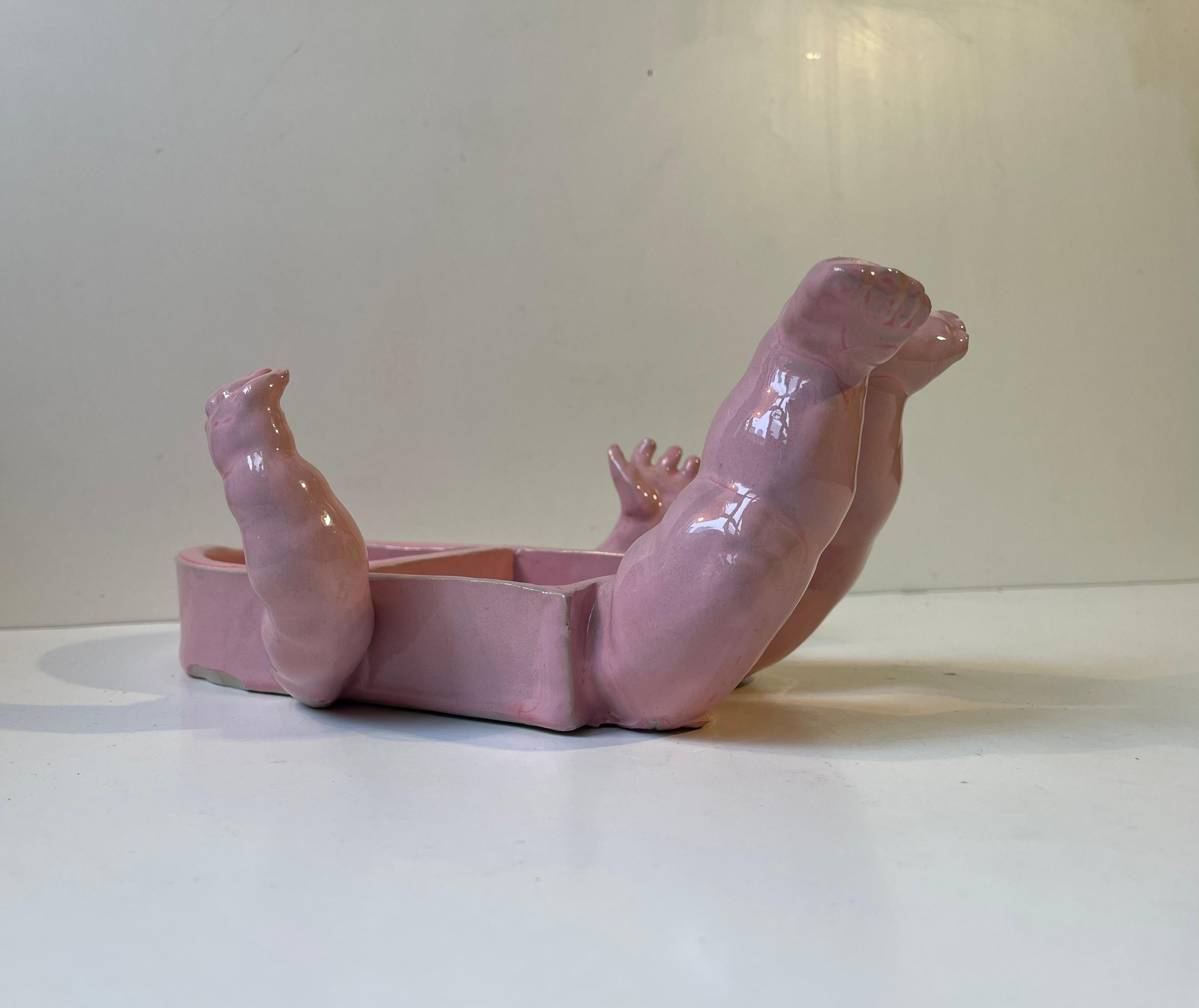 Scandinavo Portaspezie in ceramica Surreal Scandinavian Baby Body con smalto rosa in vendita