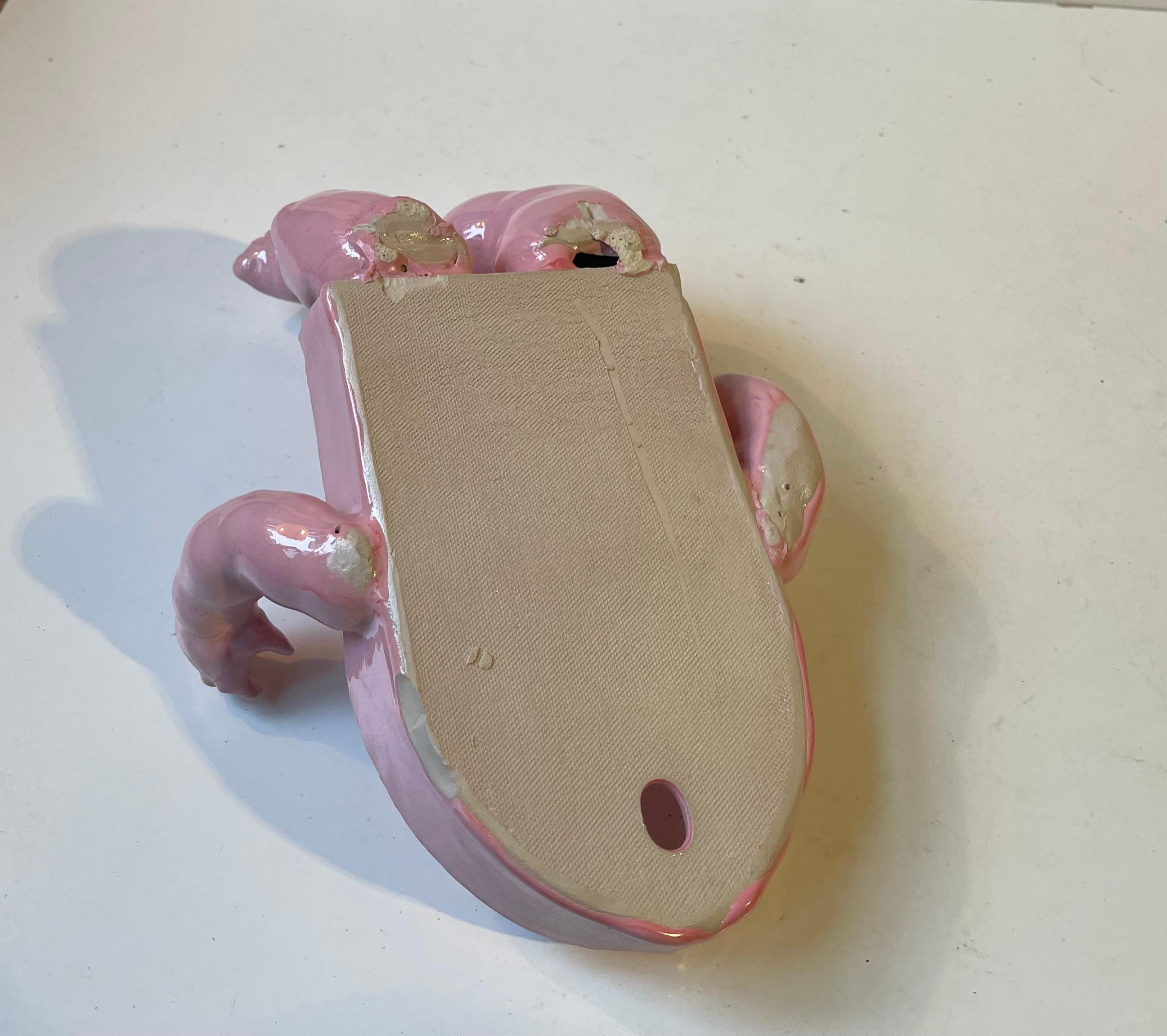 XXI secolo e contemporaneo Portaspezie in ceramica Surreal Scandinavian Baby Body con smalto rosa in vendita