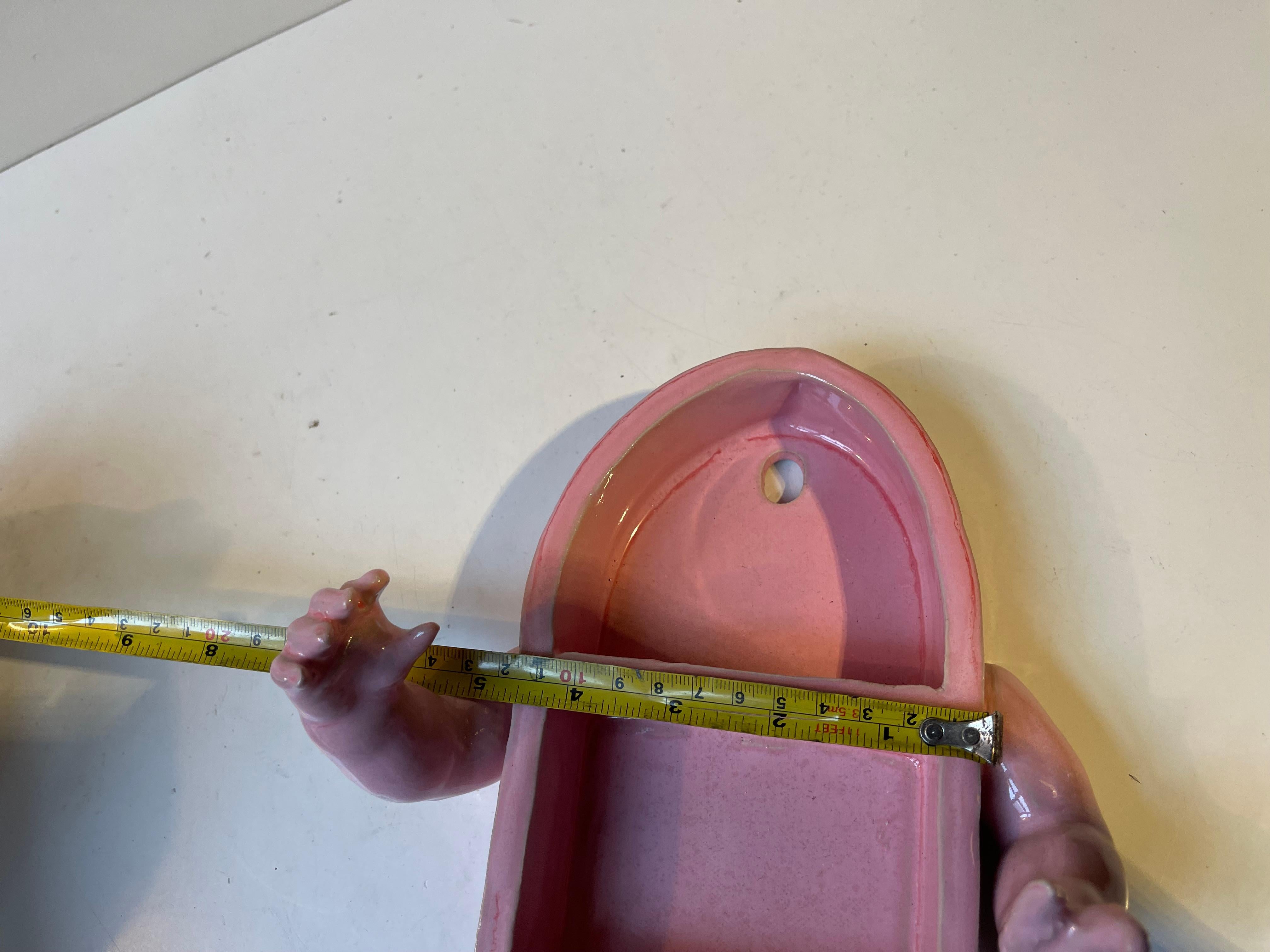 Portaspezie in ceramica Surreal Scandinavian Baby Body con smalto rosa in vendita 1