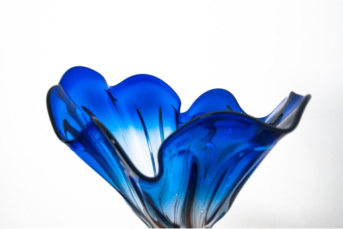 A vase made of glass in the 1960s
Dimensions: height 42 cm, width 37 cm.