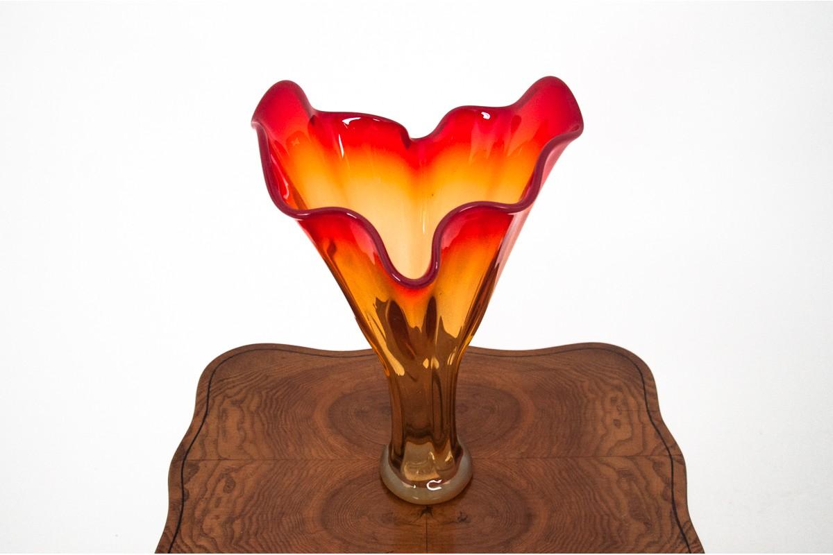 A vase made of glass in the 1960s
Dimensions: height 41 cm / width 27 cm.