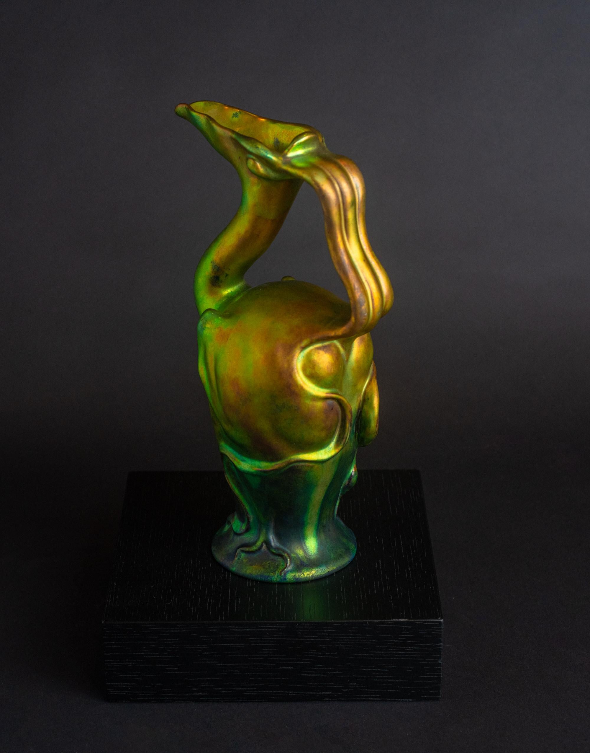 Vernissé Aiguière surréaliste en forme d'oiseau Art Nouveau par Sándor Apáti-Abt pour Zsolnay en vente