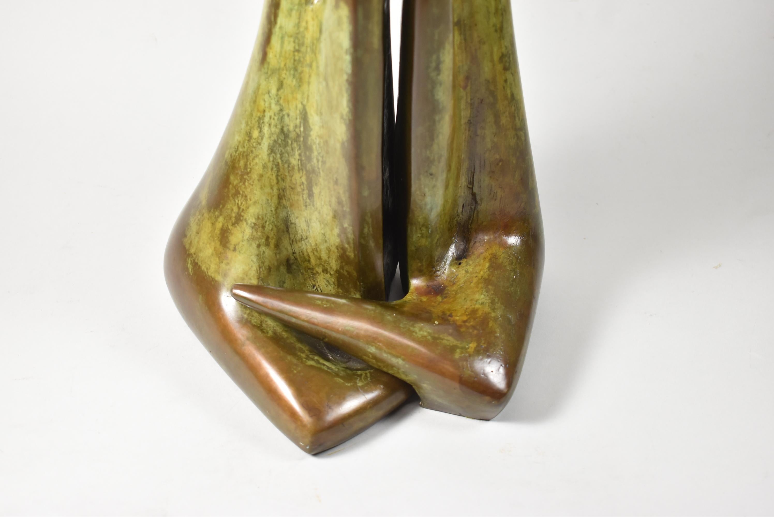 Diese surrealistische Bronze zeigt eine männliche und weibliche Figur, die ineinander verschlungen sind, und ist 24 Zoll groß. Die Bronze hat eine schöne braune und grüne Patina. Die Skulptur besteht, wie abgebildet, aus zwei Teilen. Signiert und
