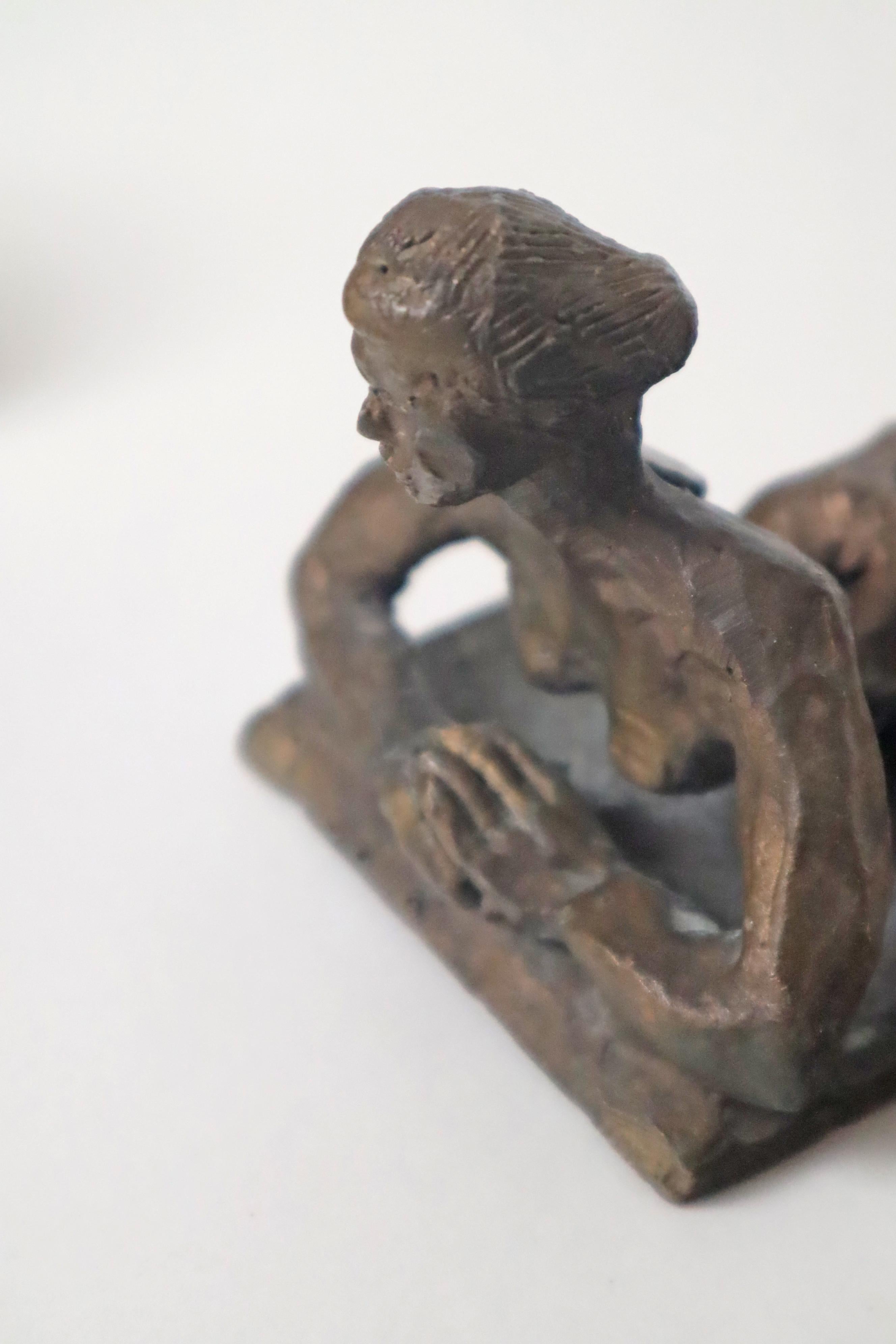 Surrealistische Bronzeskulptur von weiblichen und männlichen signierten Kerzenhaltern aus Bronze, 1980 im Angebot 7