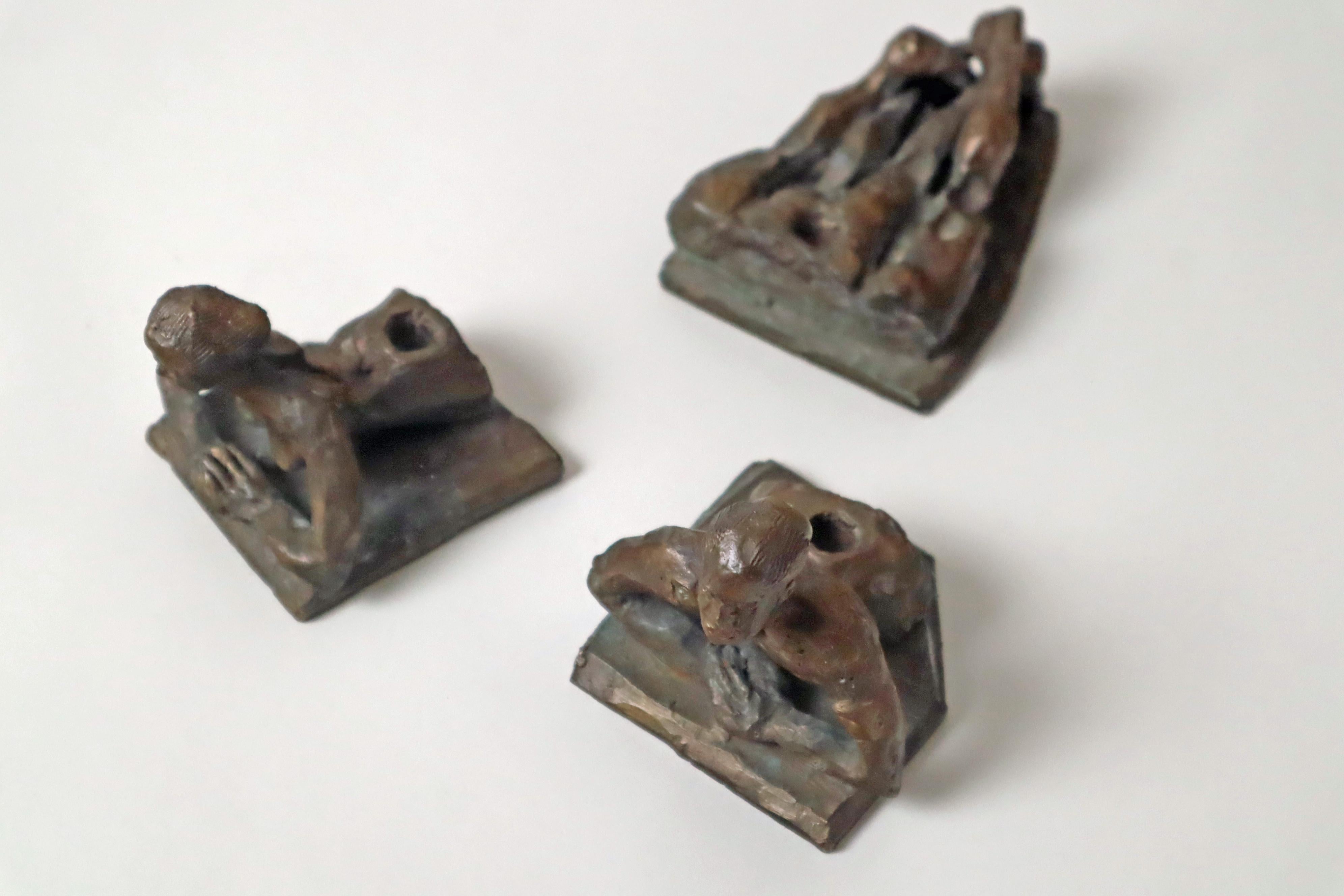 ungewöhnliche, abstrakte Bronzen von weiblichen und männlichen Akten. Die drei einzelnen Brone-Teile können jeweils mit einer kleinen Kerze ausgestattet werden. Unter dem Schild befinden sich geheimnisvolle Zahlen und Symbole, die noch nicht