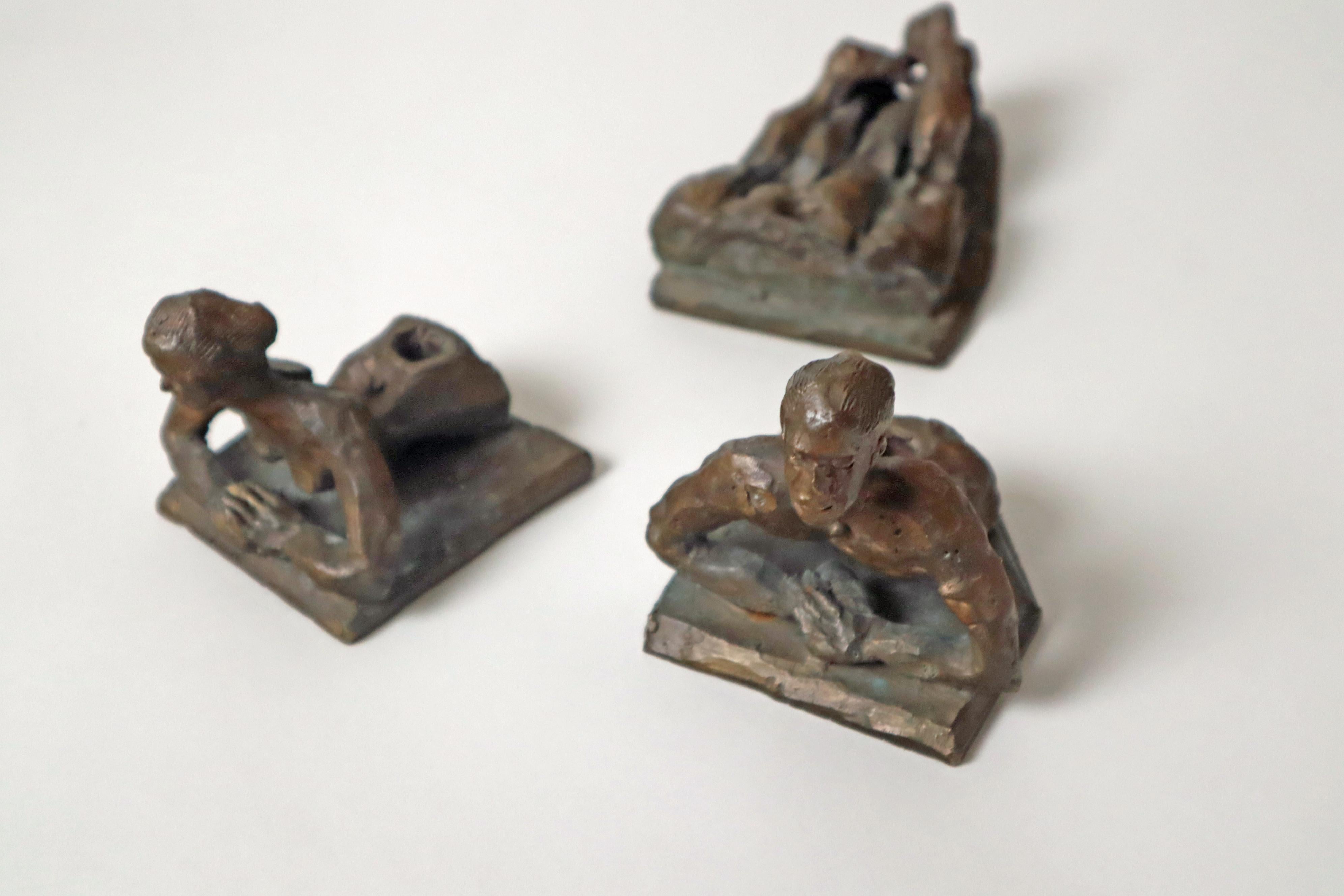 Surrealistische Bronzeskulptur von weiblichen und männlichen signierten Kerzenhaltern aus Bronze, 1980 (Moderne) im Angebot