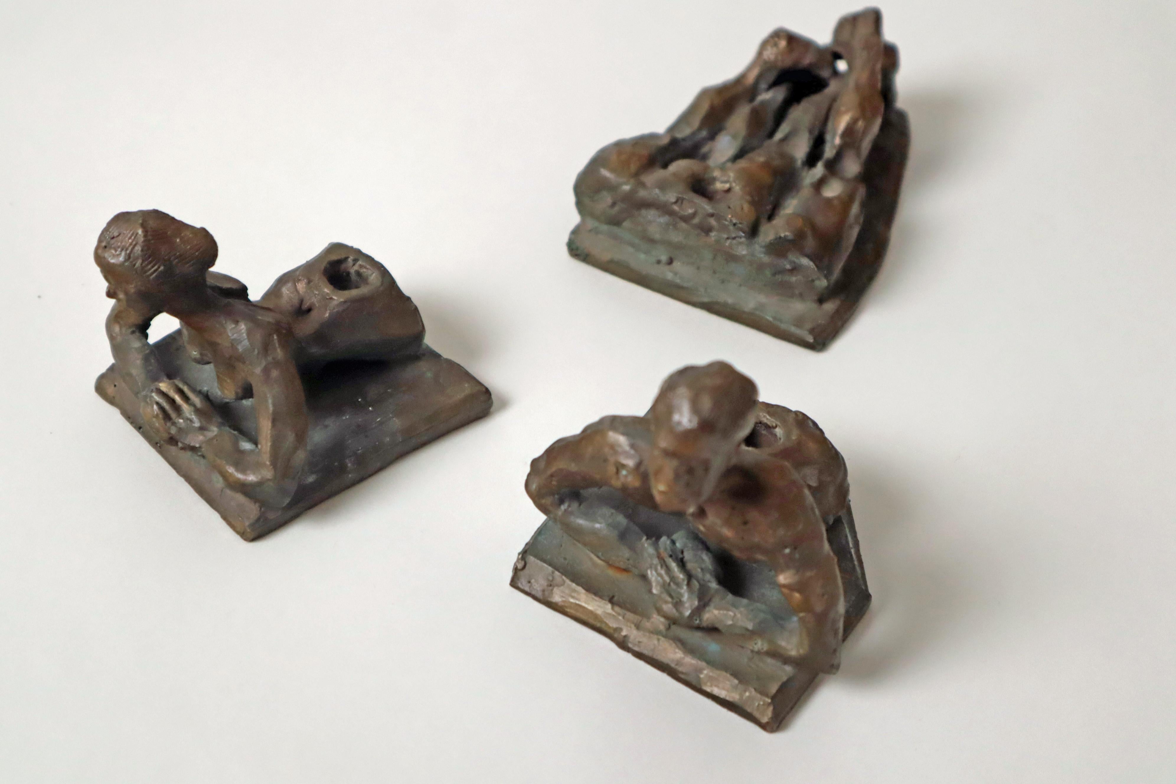 Surrealistische Bronzeskulptur von weiblichen und männlichen signierten Kerzenhaltern aus Bronze, 1980 (Gegossen) im Angebot