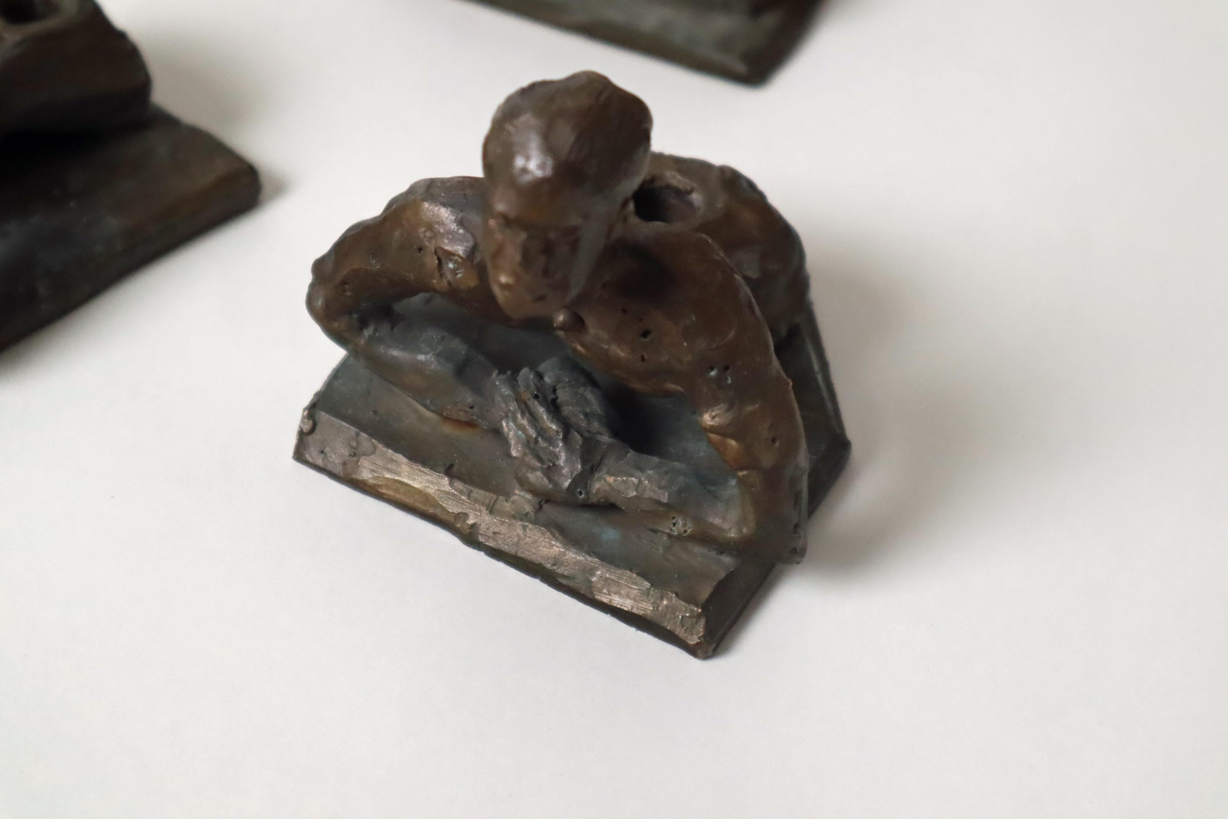 Surrealistische Bronzeskulptur von weiblichen und männlichen signierten Kerzenhaltern aus Bronze, 1980 im Zustand „Hervorragend“ im Angebot in Hannover, DE
