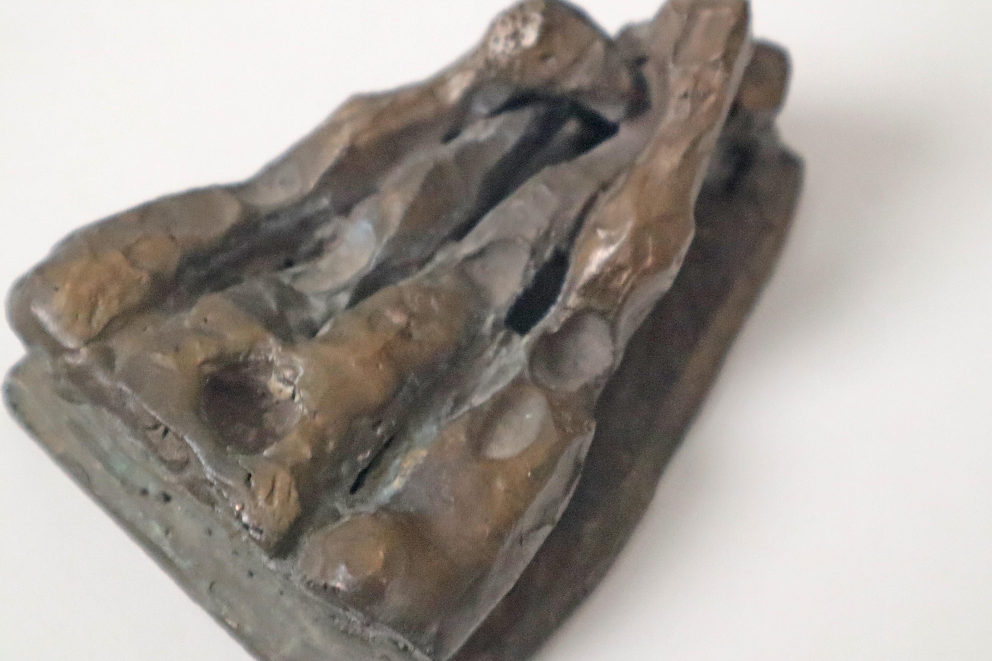 Surrealistische Bronzeskulptur von weiblichen und männlichen signierten Kerzenhaltern aus Bronze, 1980 (Ende des 20. Jahrhunderts) im Angebot