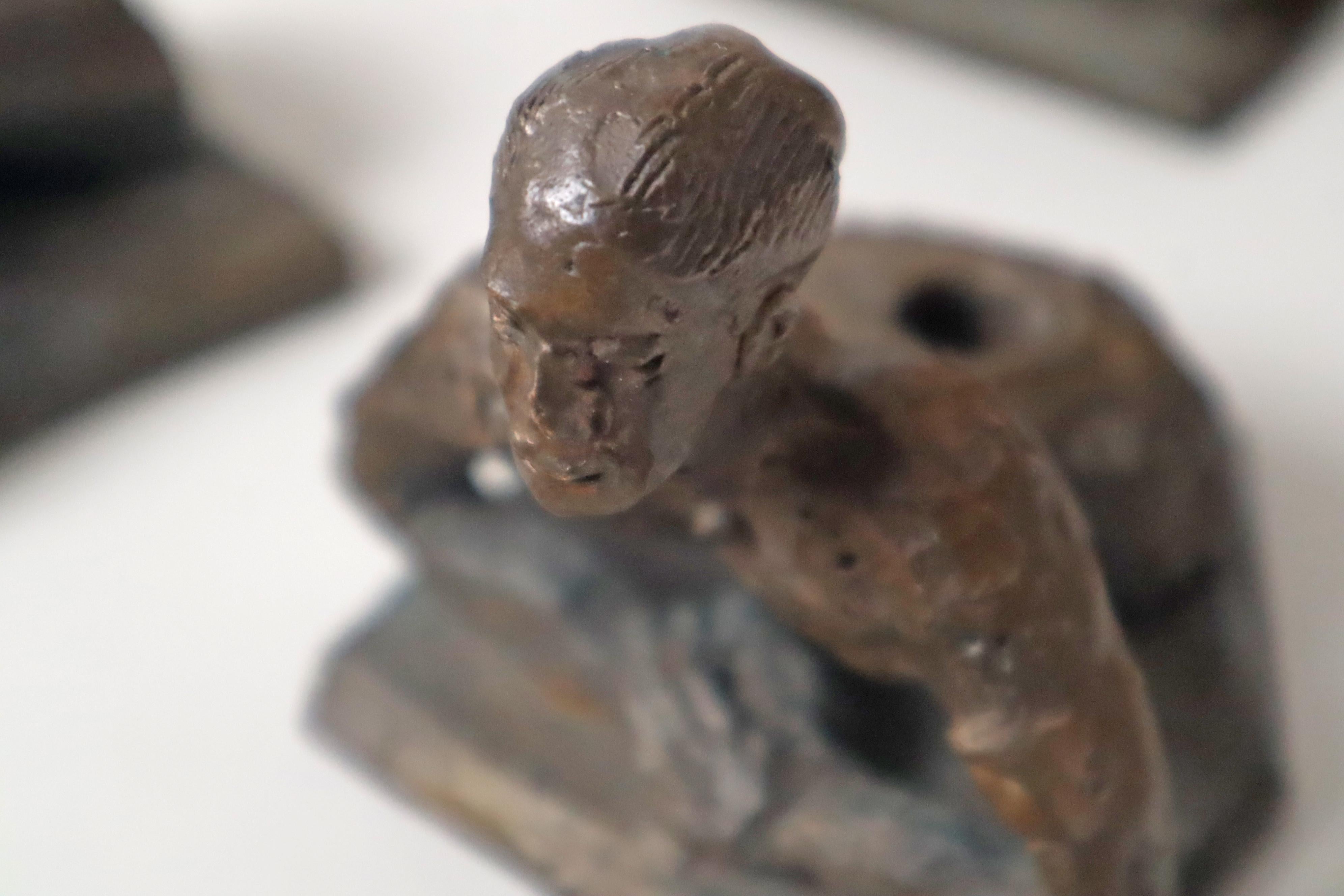 Surrealistische Bronzeskulptur von weiblichen und männlichen signierten Kerzenhaltern aus Bronze, 1980 im Angebot 1