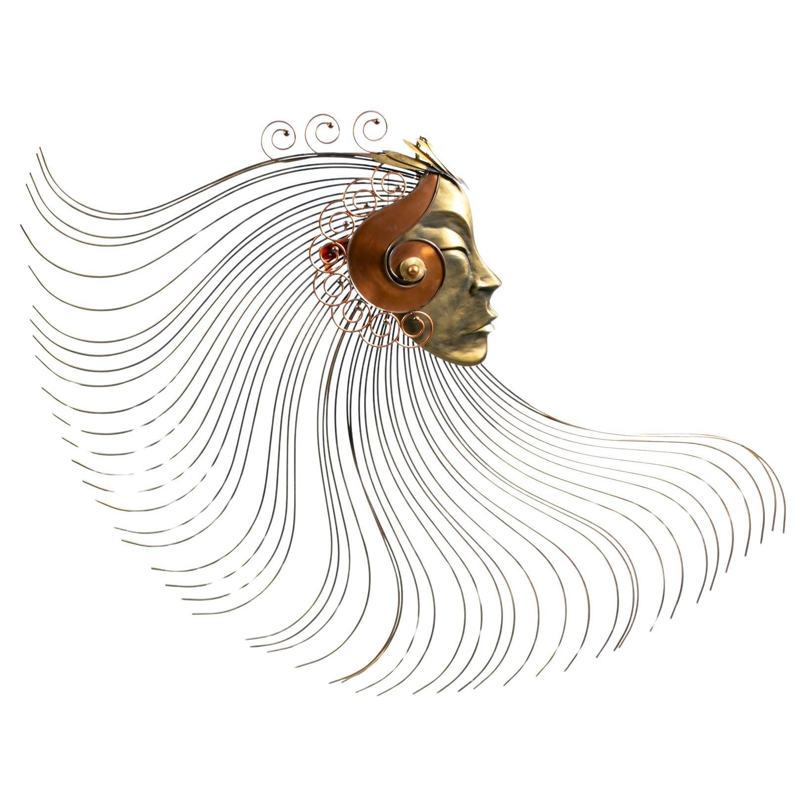 Surrealistische weibliche Metall-Wandskulptur mit stilisiertem, fließendem Kopfschmuck ca. 1970er Jahre im Angebot