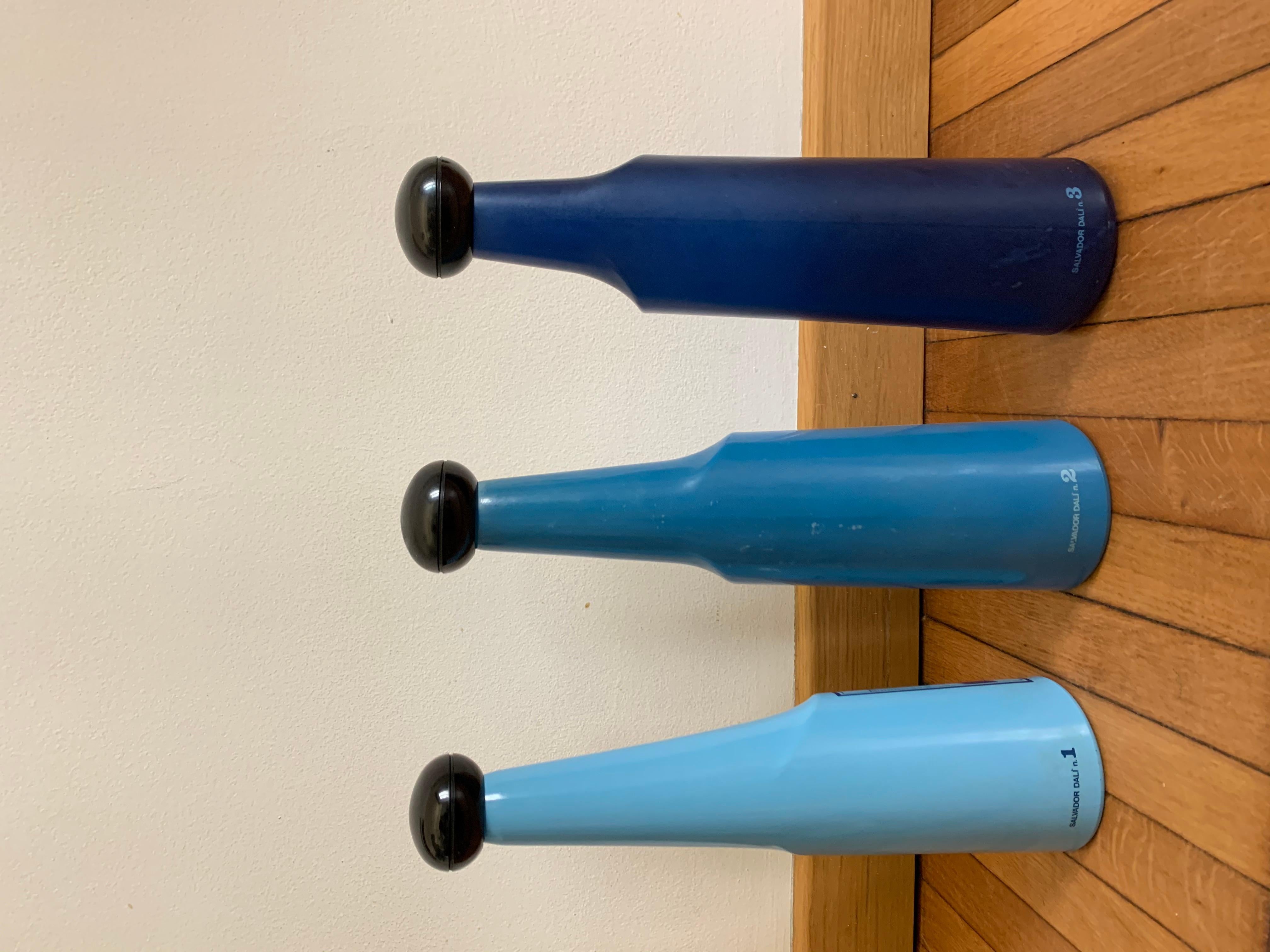 Vintage Rosso Antico Satz von 3 farbigen Glasflaschen: Surrealist Design Italienisch und Spanisch Kunst 1970er Jahre von Salvador Dali.
Jede Flasche ist mit einem anderen Siebdruckbild versehen, das der spanische Maler Salvador Dalí für die