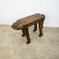 Surrealistischer handgefertigter katzenförmiger Hocker