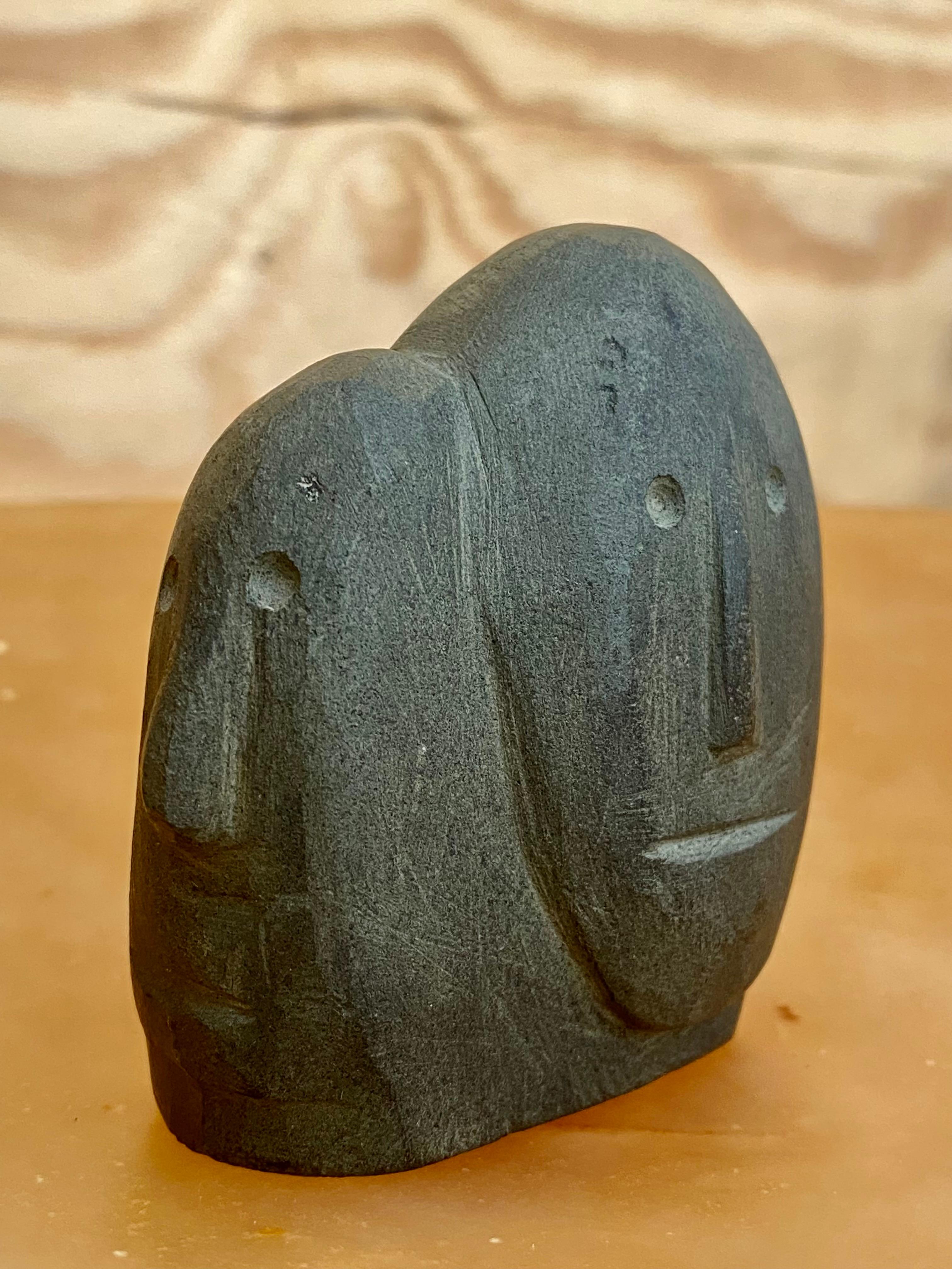 Scultura surreale di basalto Inuit con due volti in vendita 2