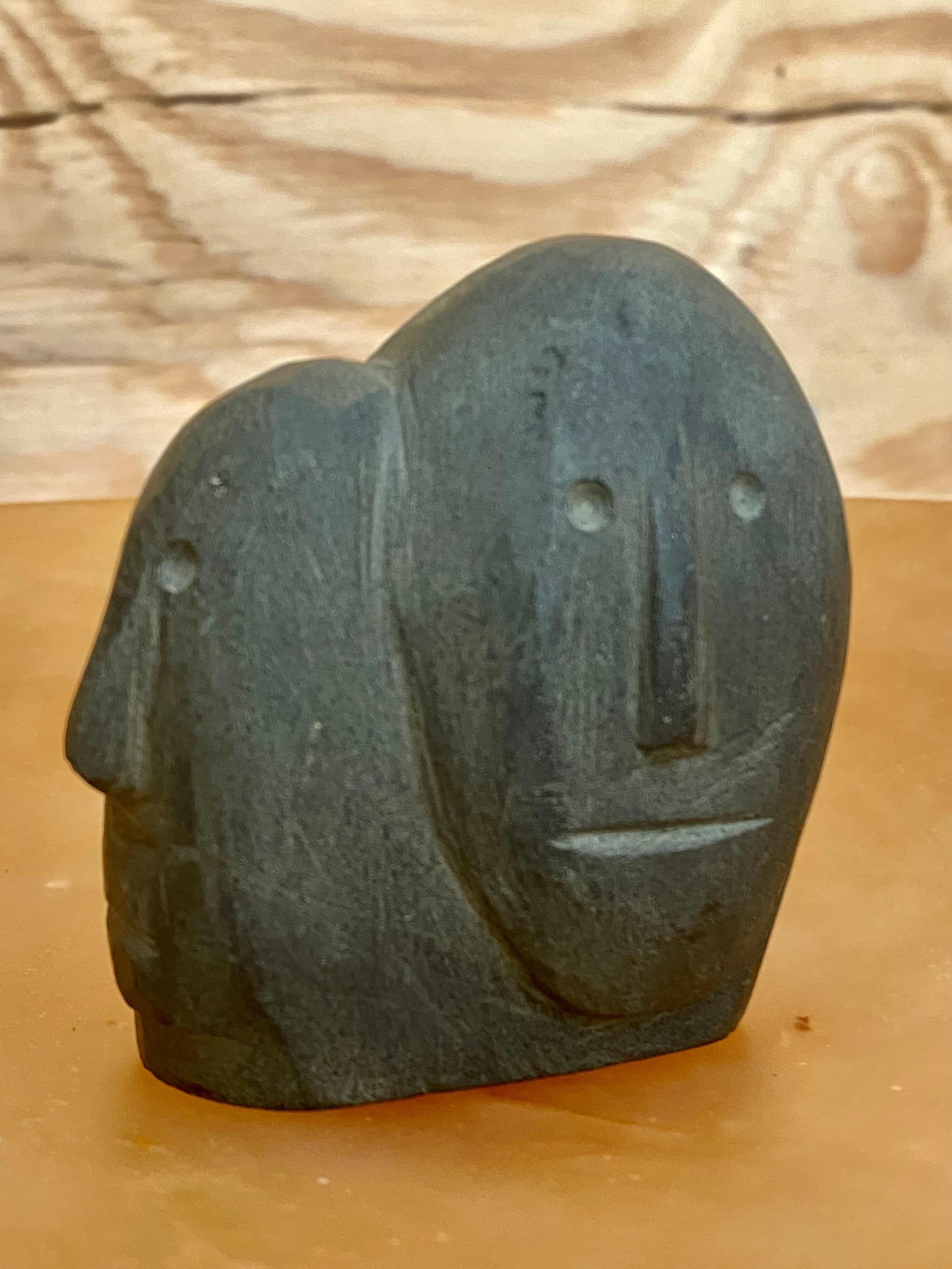 Scultura surreale di basalto Inuit con due volti in vendita 3