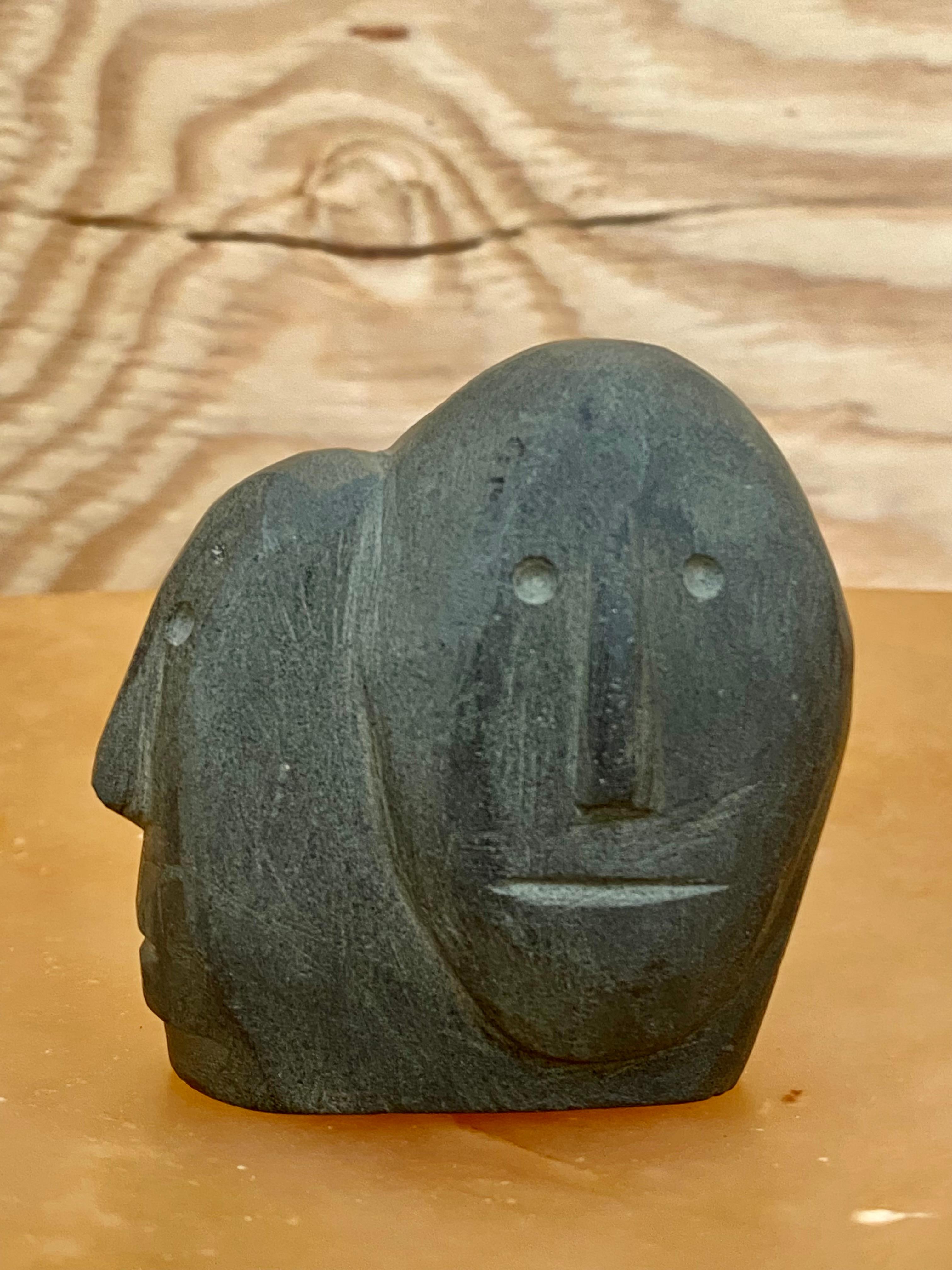 Scultura surreale di basalto Inuit con due volti in vendita 4
