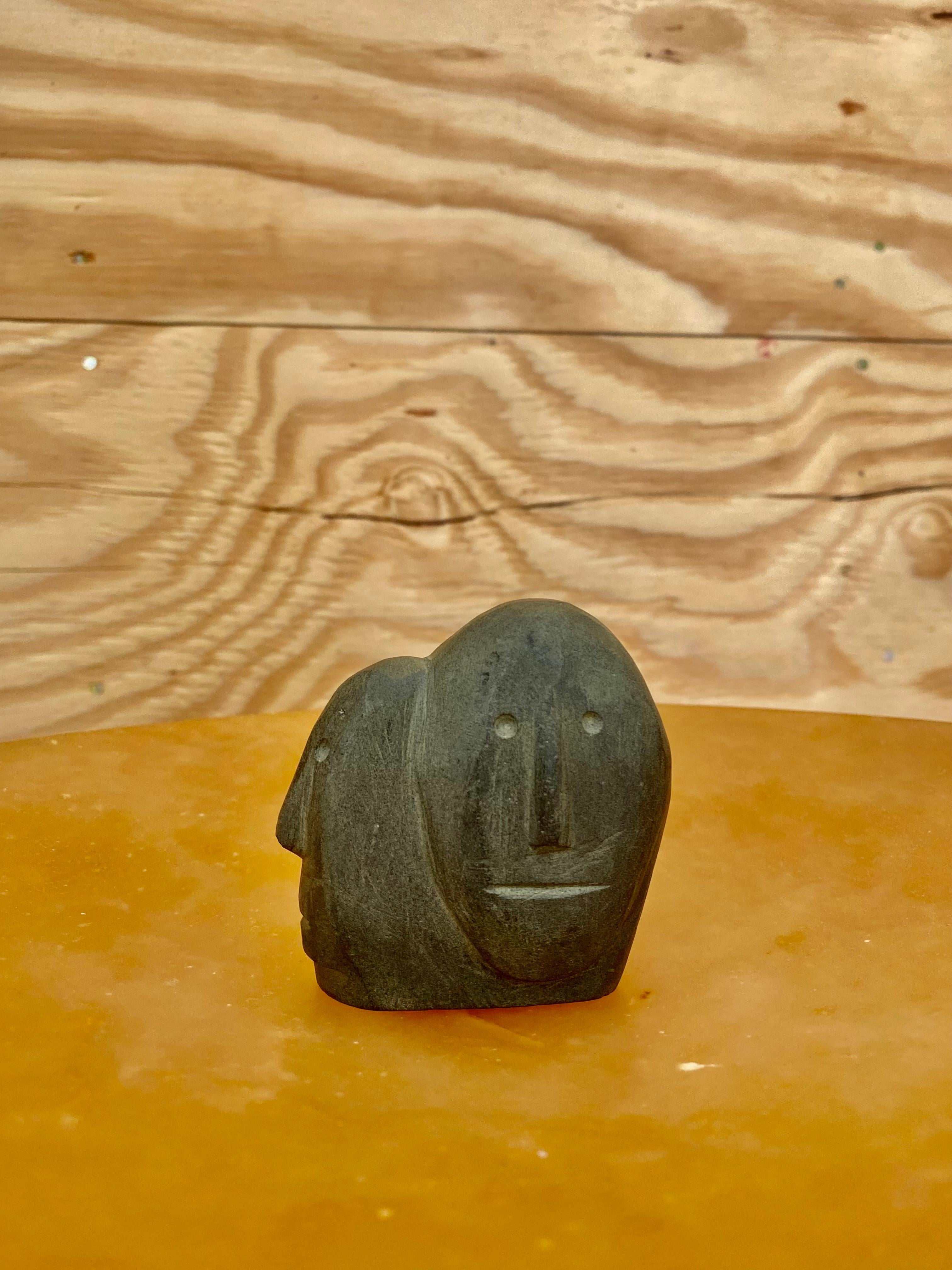 Scultura surreale di basalto Inuit con due volti in vendita 5