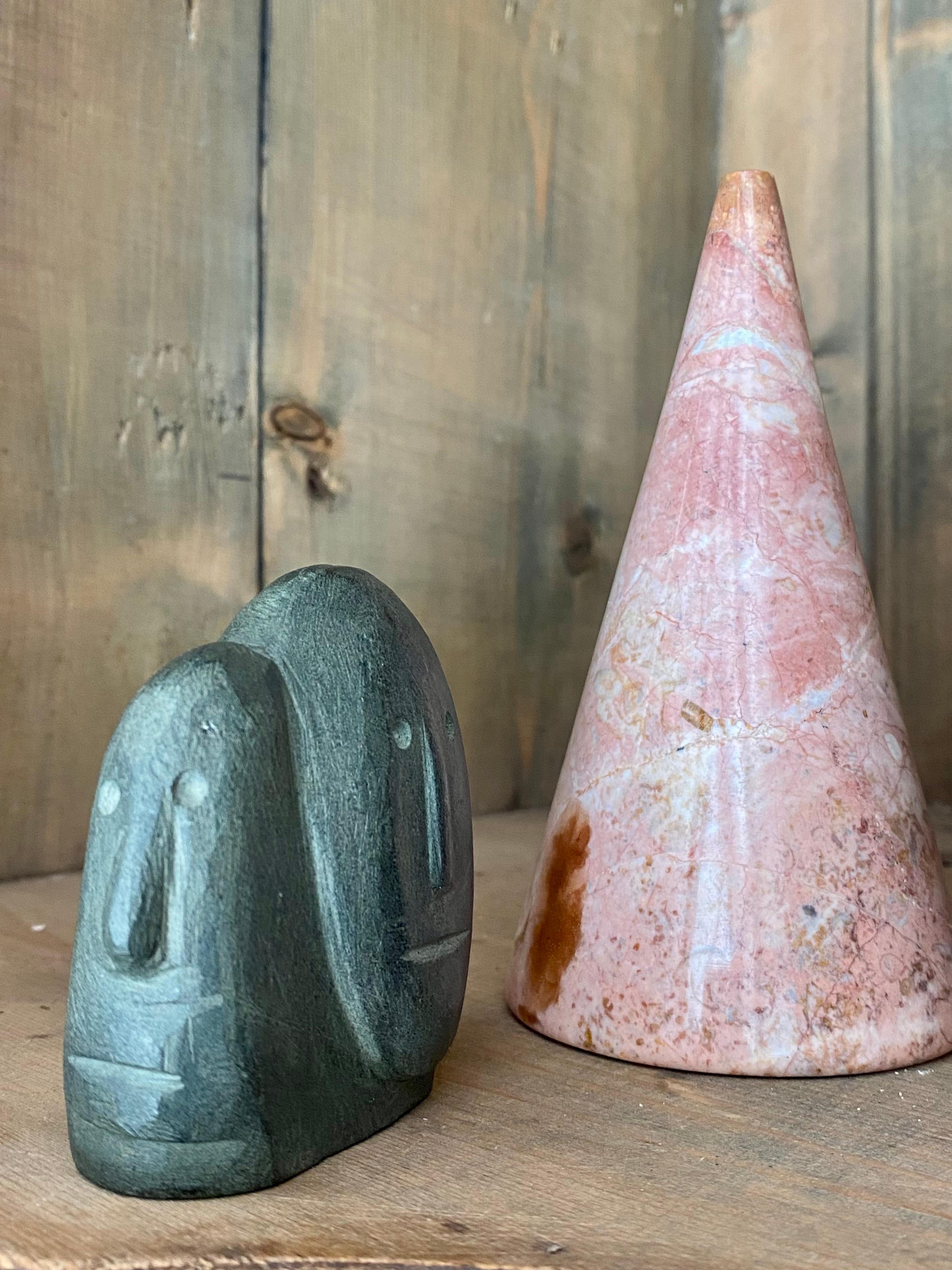 Una bella scultura inuit della metà del XX secolo proveniente da un remoto villaggio artico. Un'incisione espressiva molto vivace di due volti in pietra basaltica. Firmato in sillabica Inuktitut; non abbiamo determinato l'artista, ma ci assumiamo la