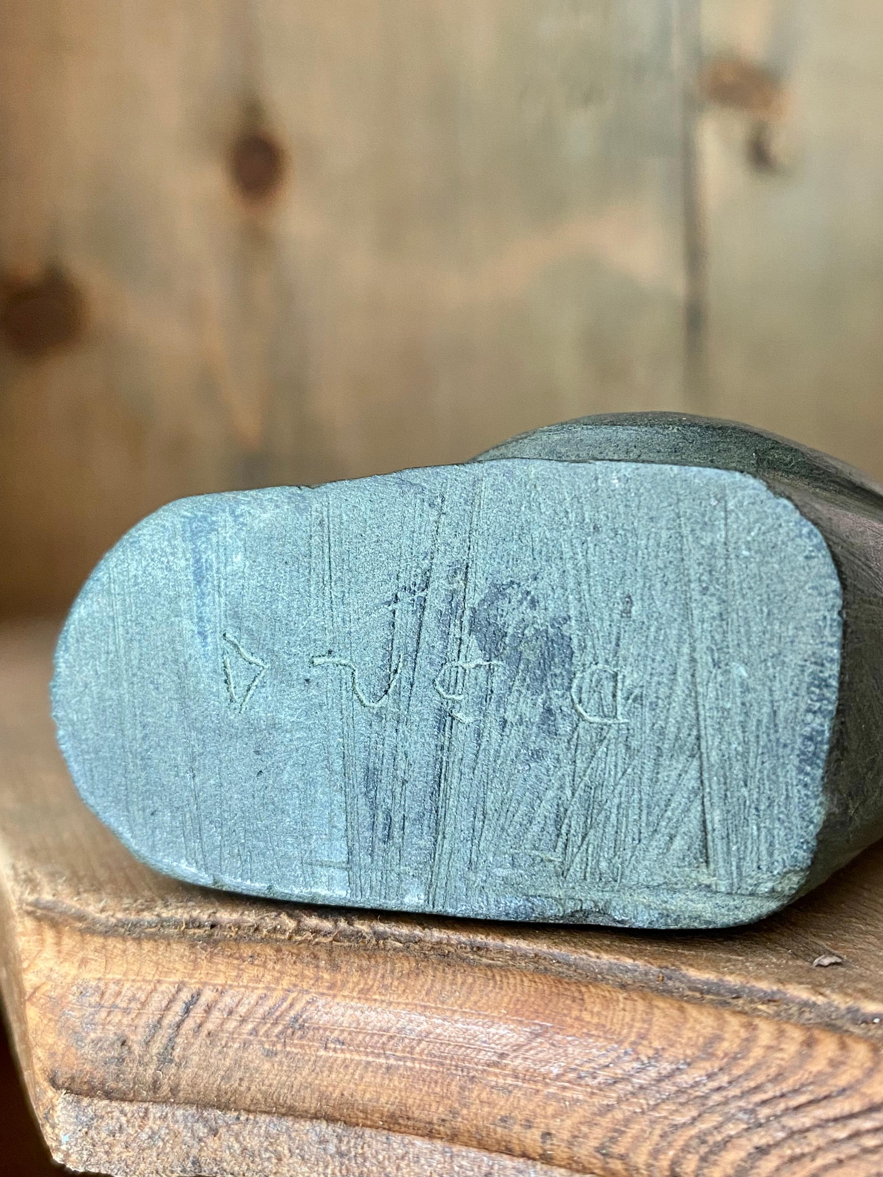 Nativo americano Scultura surreale di basalto Inuit con due volti in vendita