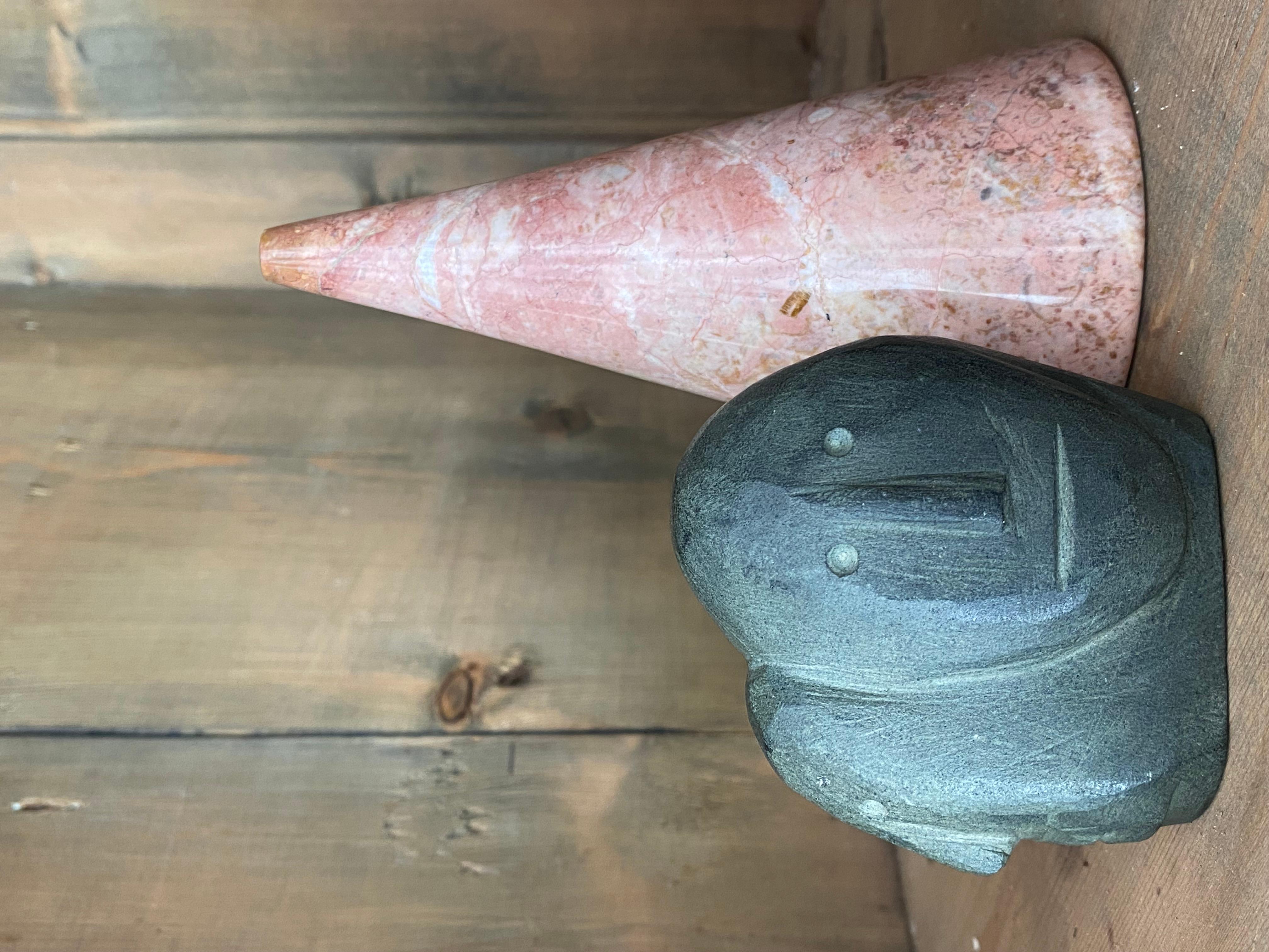 Americano Scultura surreale di basalto Inuit con due volti in vendita