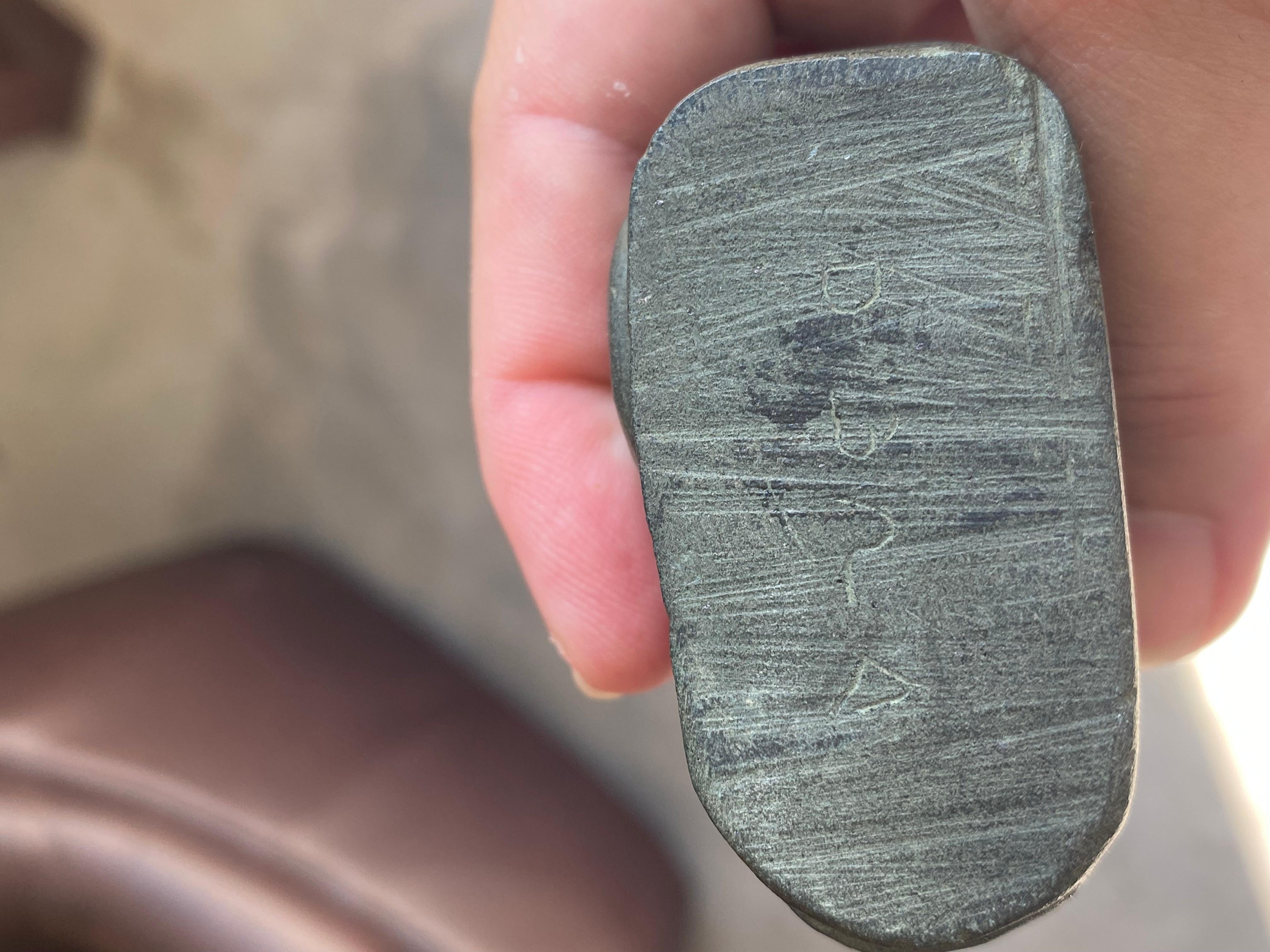 Intagliato a mano Scultura surreale di basalto Inuit con due volti in vendita