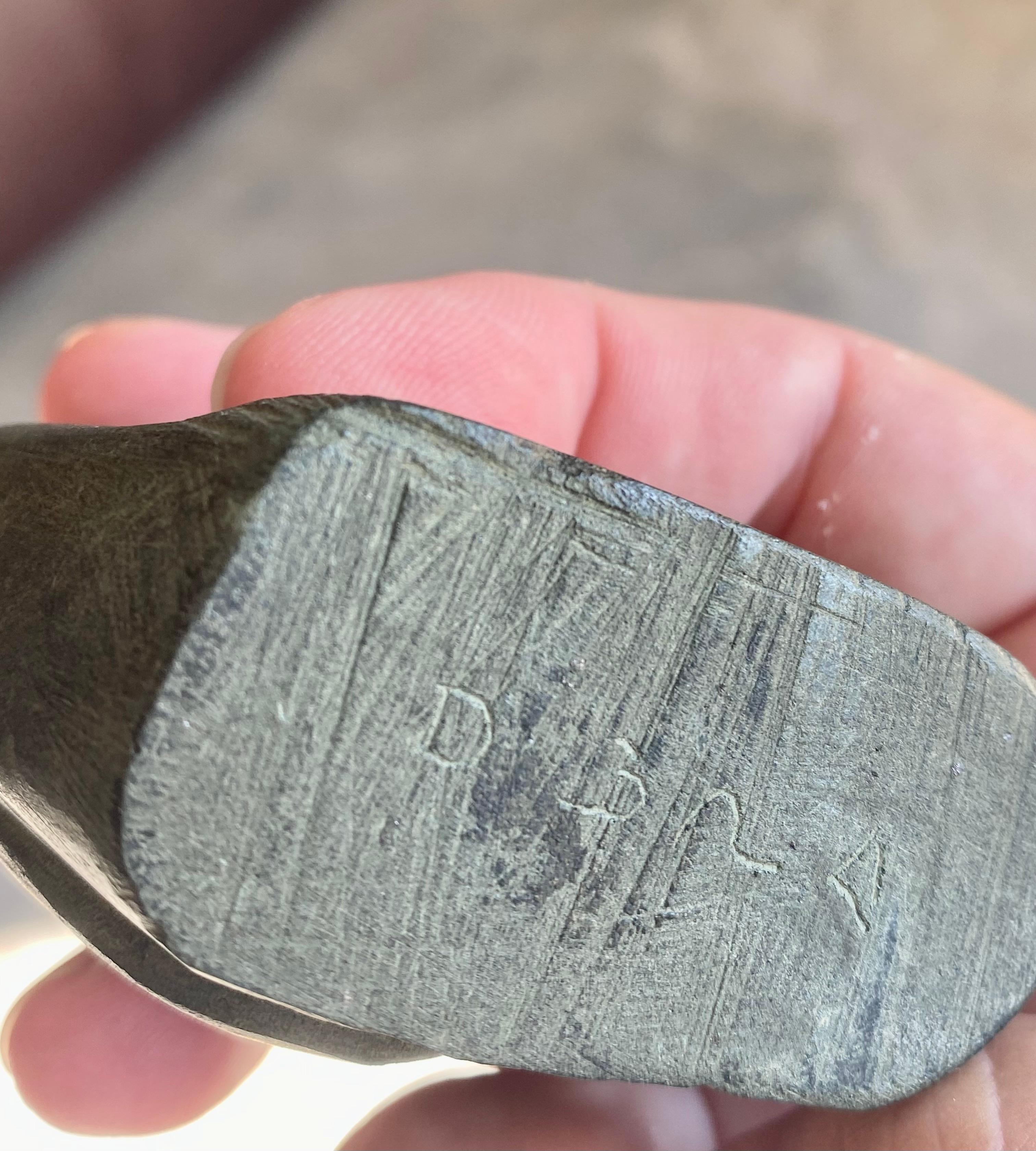 XX secolo Scultura surreale di basalto Inuit con due volti in vendita