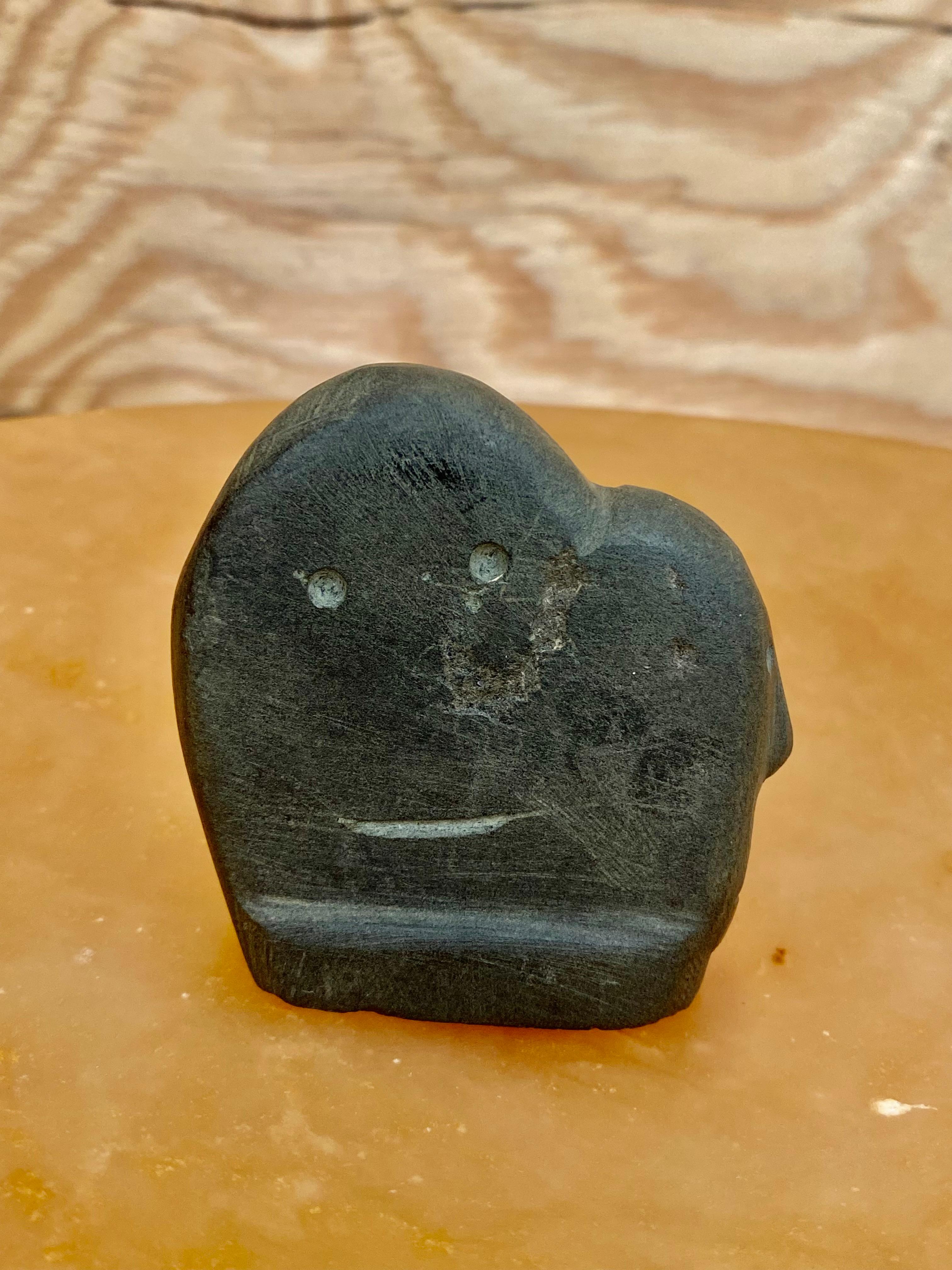 Pietra Scultura surreale di basalto Inuit con due volti in vendita