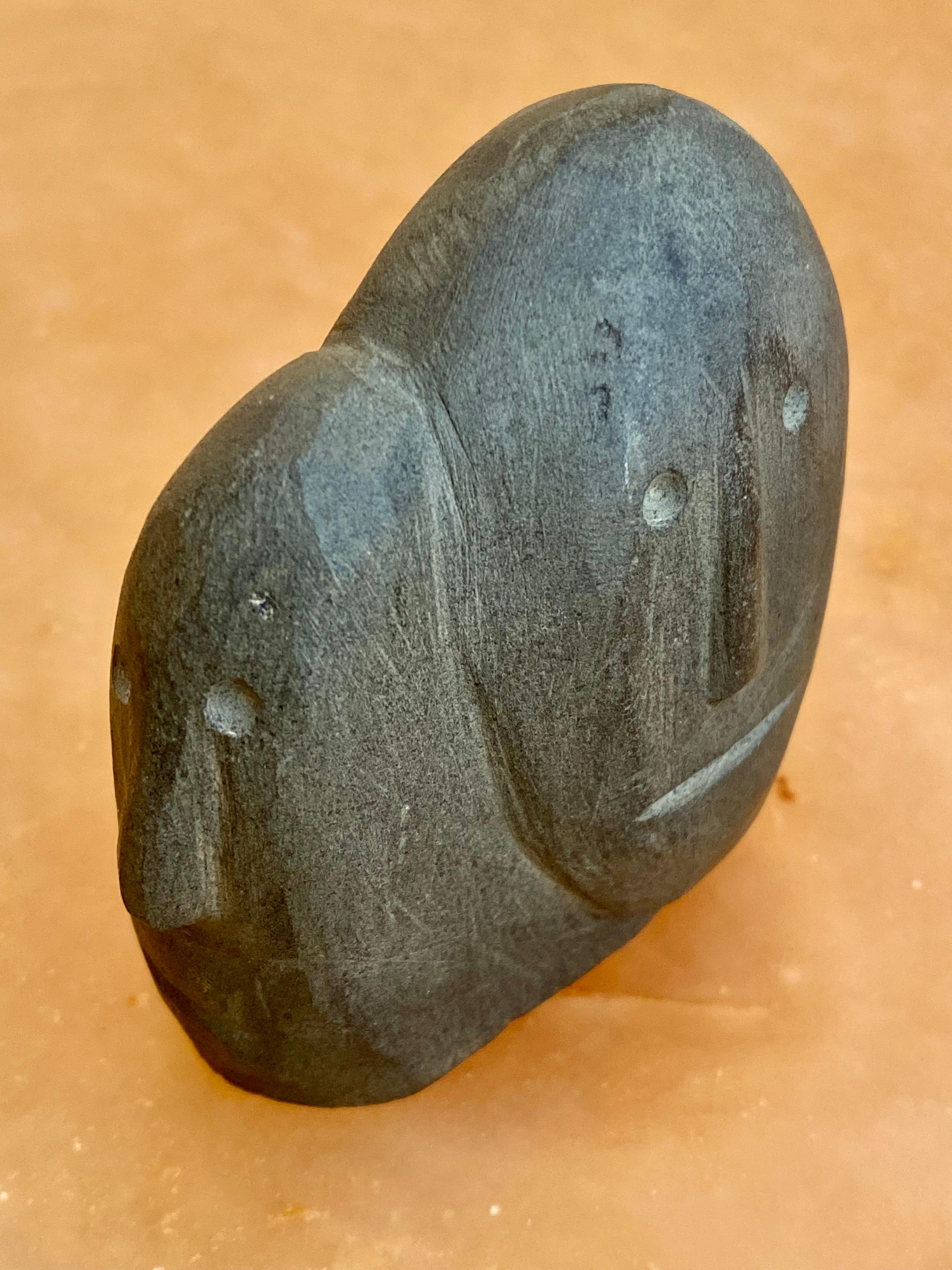 Scultura surreale di basalto Inuit con due volti in vendita 1