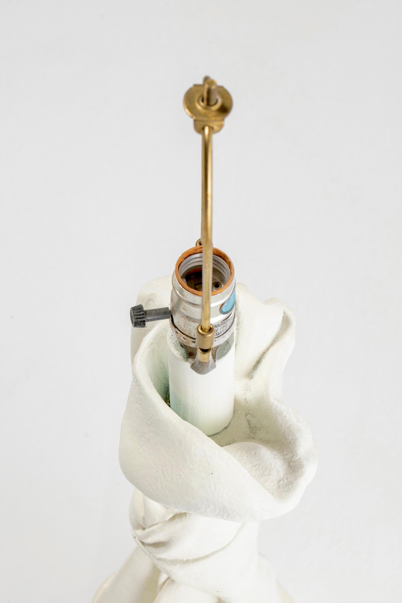 Lampada surrealista in gesso con tessuto annodato in stile John Dickinson c.C. anni '70 in vendita 3