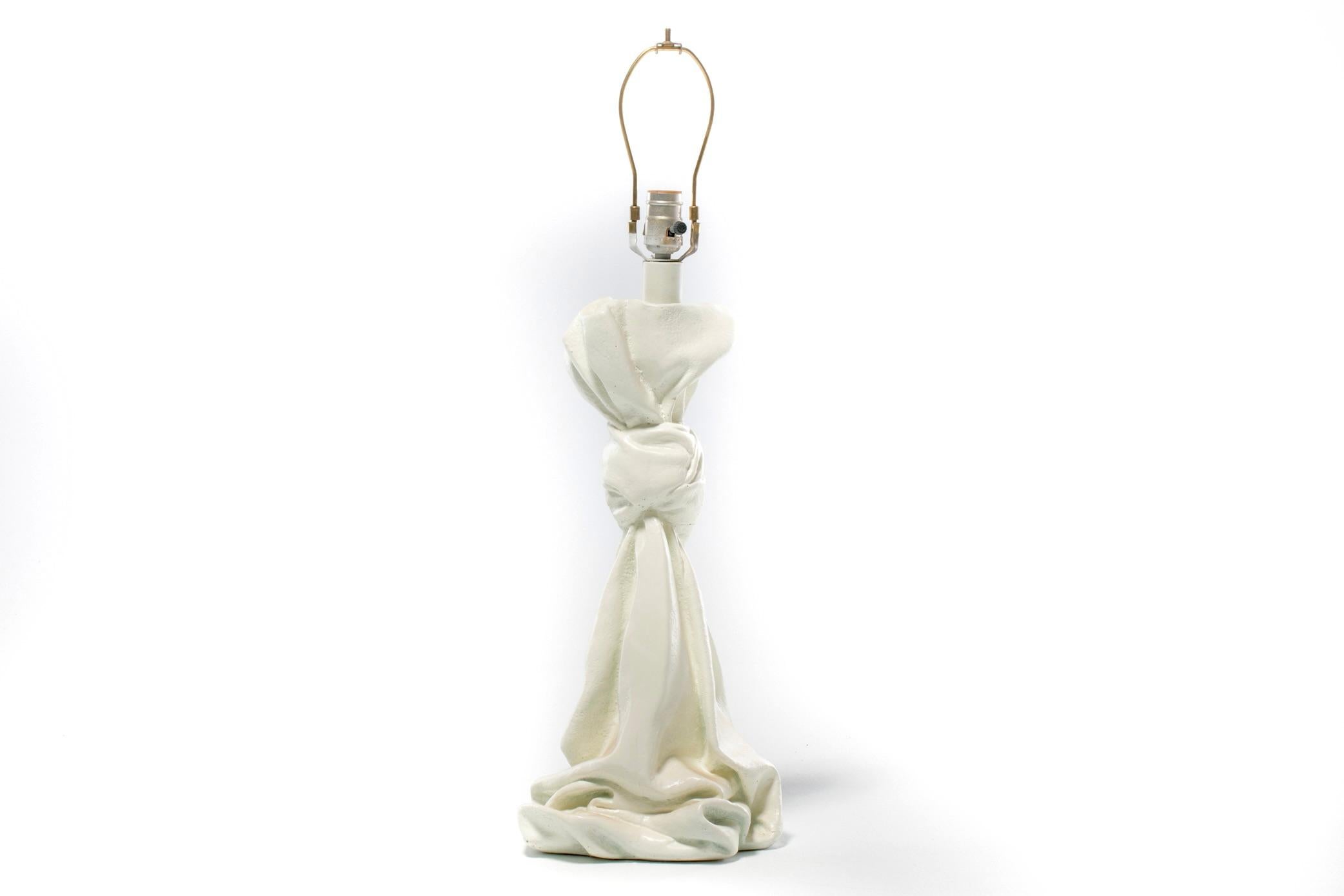 Moderno Lampada surrealista in gesso con tessuto annodato in stile John Dickinson c.C. anni '70 in vendita