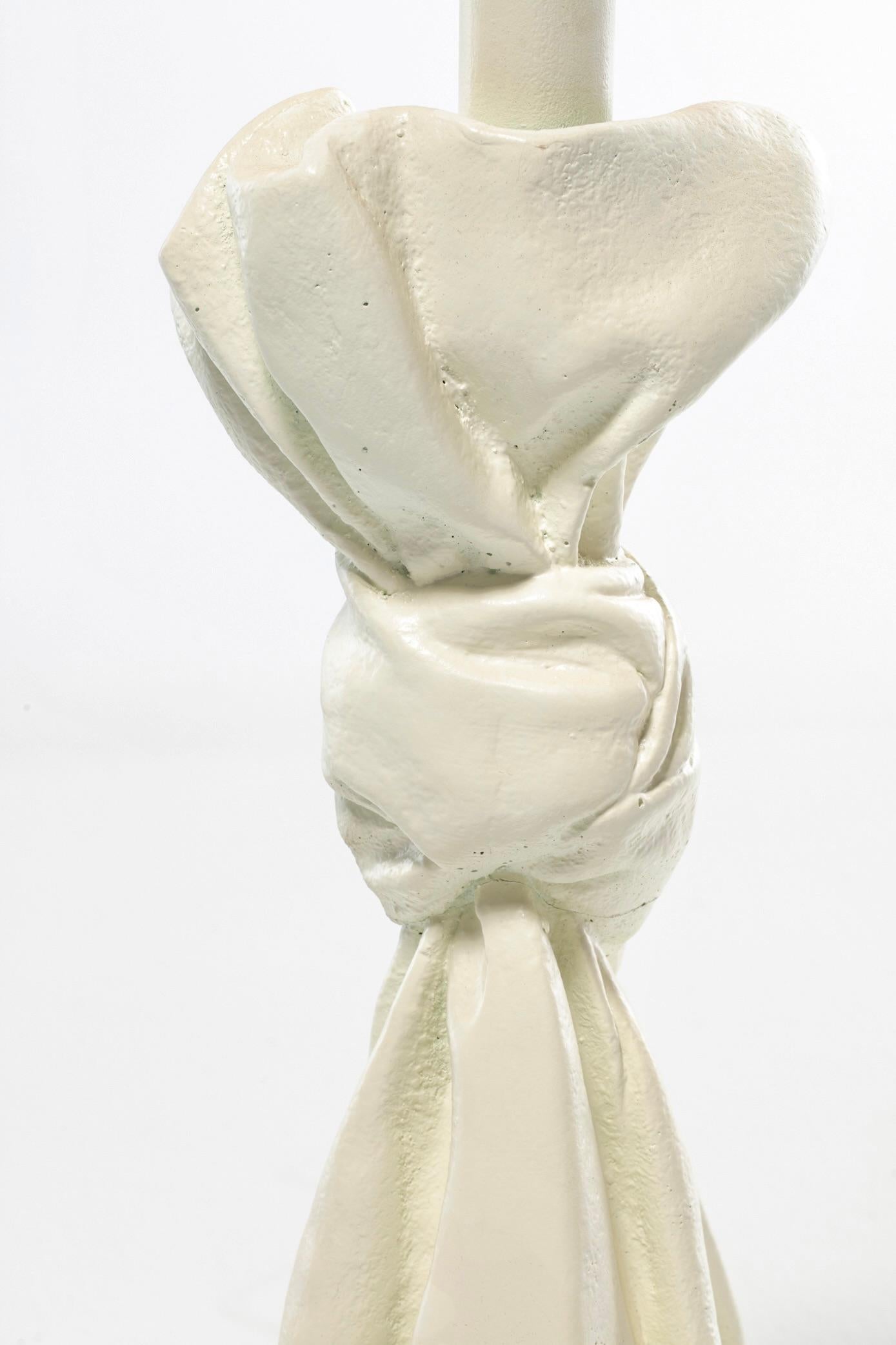 Lampada surrealista in gesso con tessuto annodato in stile John Dickinson c.C. anni '70 In condizioni buone in vendita a Saint Louis, MO