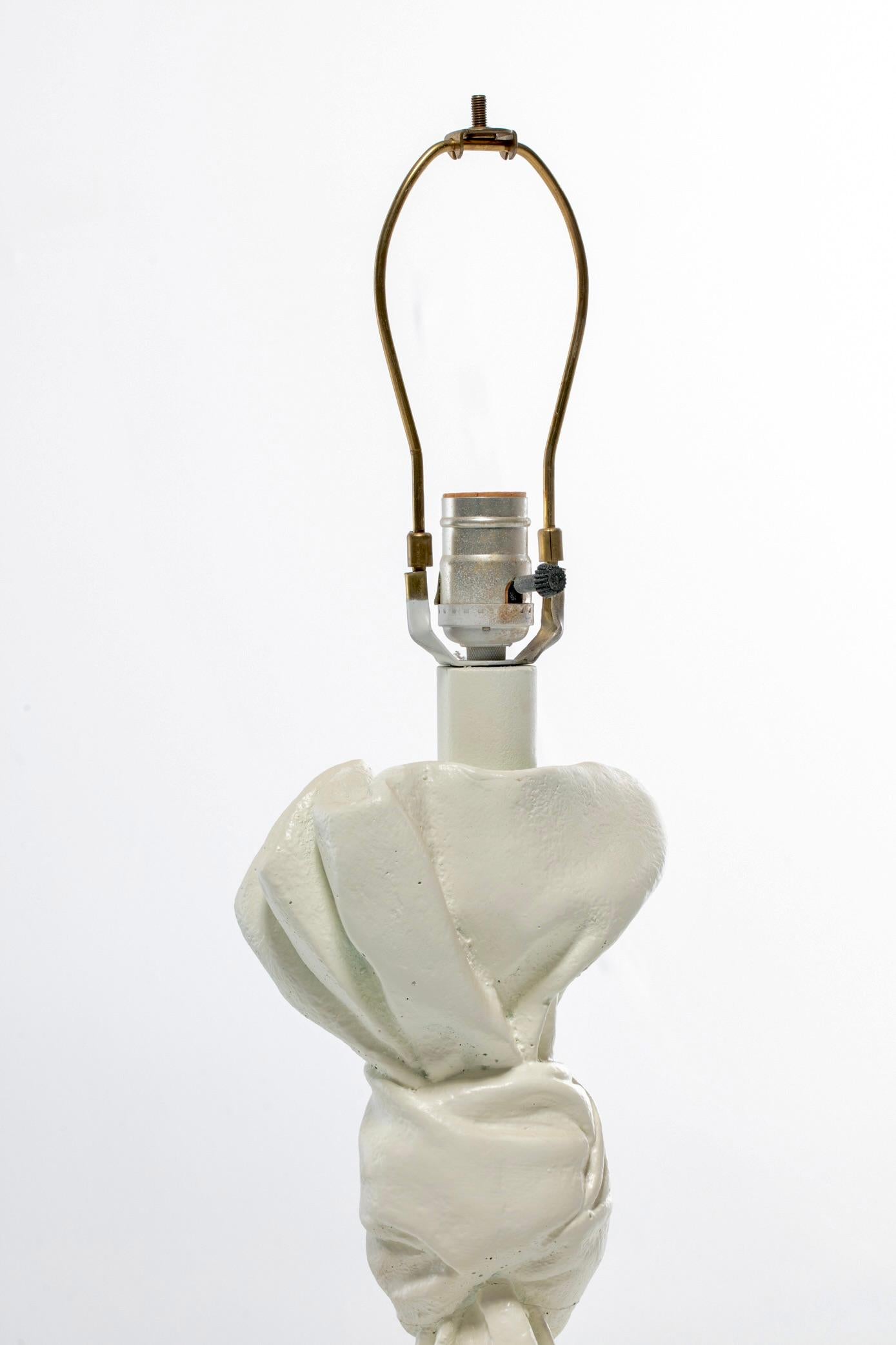 Lampada surrealista in gesso con tessuto annodato in stile John Dickinson c.C. anni '70 in vendita 2