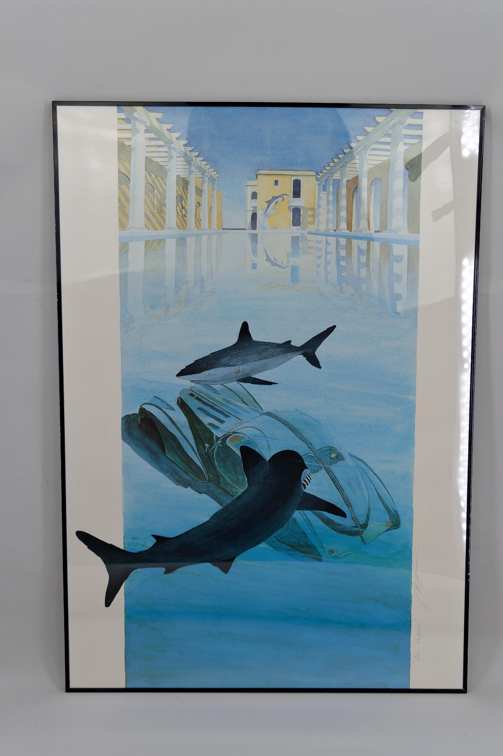 Hervorragend gerahmte Lithografie, die ein von Kolonnaden umgebenes Schwimmbad mit einem Paar Delphine darstellt, die im Hintergrund aus dem Wasser springen. Im Vordergrund sehen wir 2 Haie, die ein altes Auto (einen Bugatti Typ 57 Atlantic)