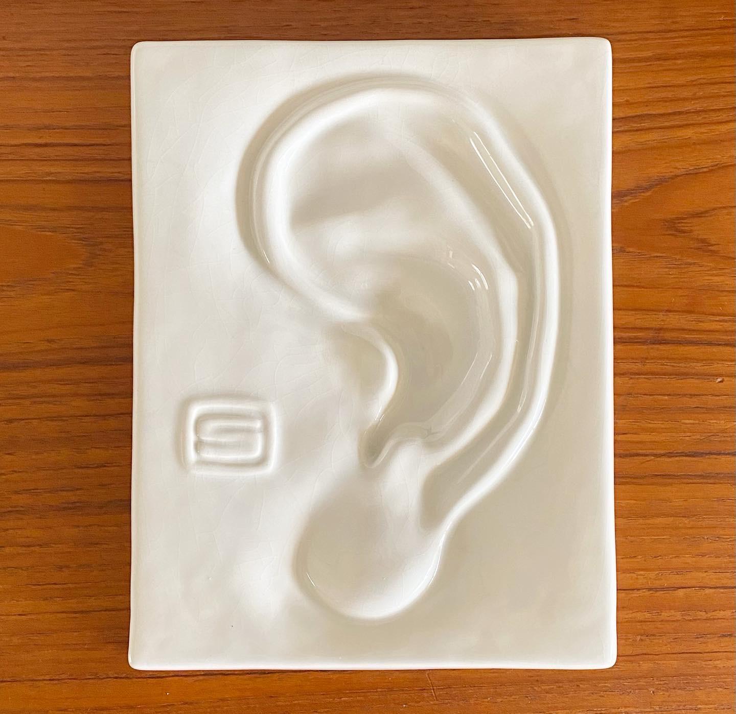 Surrealistische Porzellanskulptur eines Ohres im Angebot 4