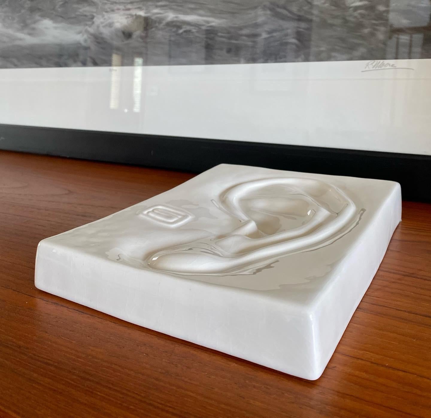 Surrealistische Porzellanskulptur eines Ohres im Angebot 5