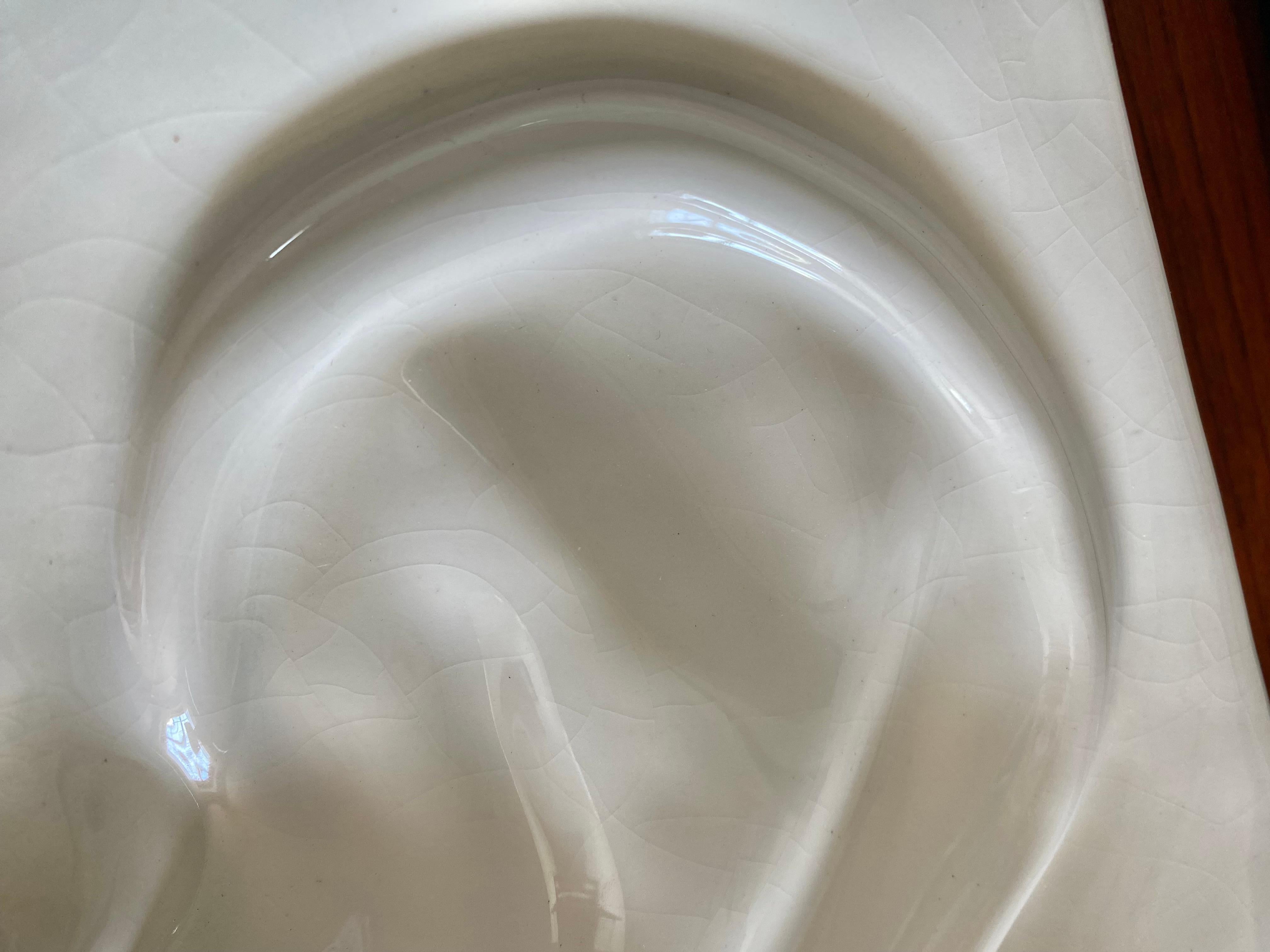 Surrealistische Porzellanskulptur eines Ohres im Angebot 6