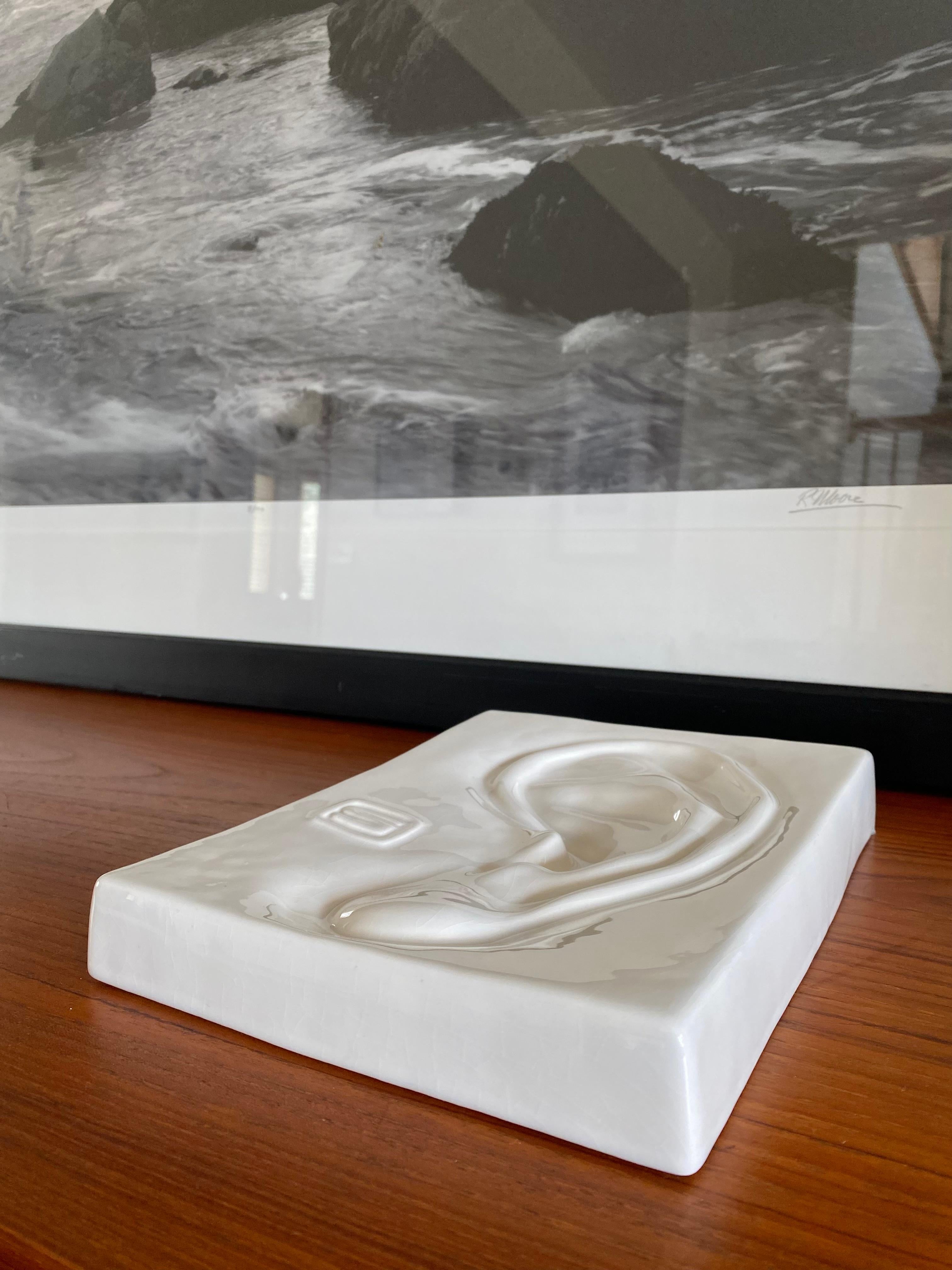 Surrealistische Porzellanskulptur eines Ohres im Angebot 8