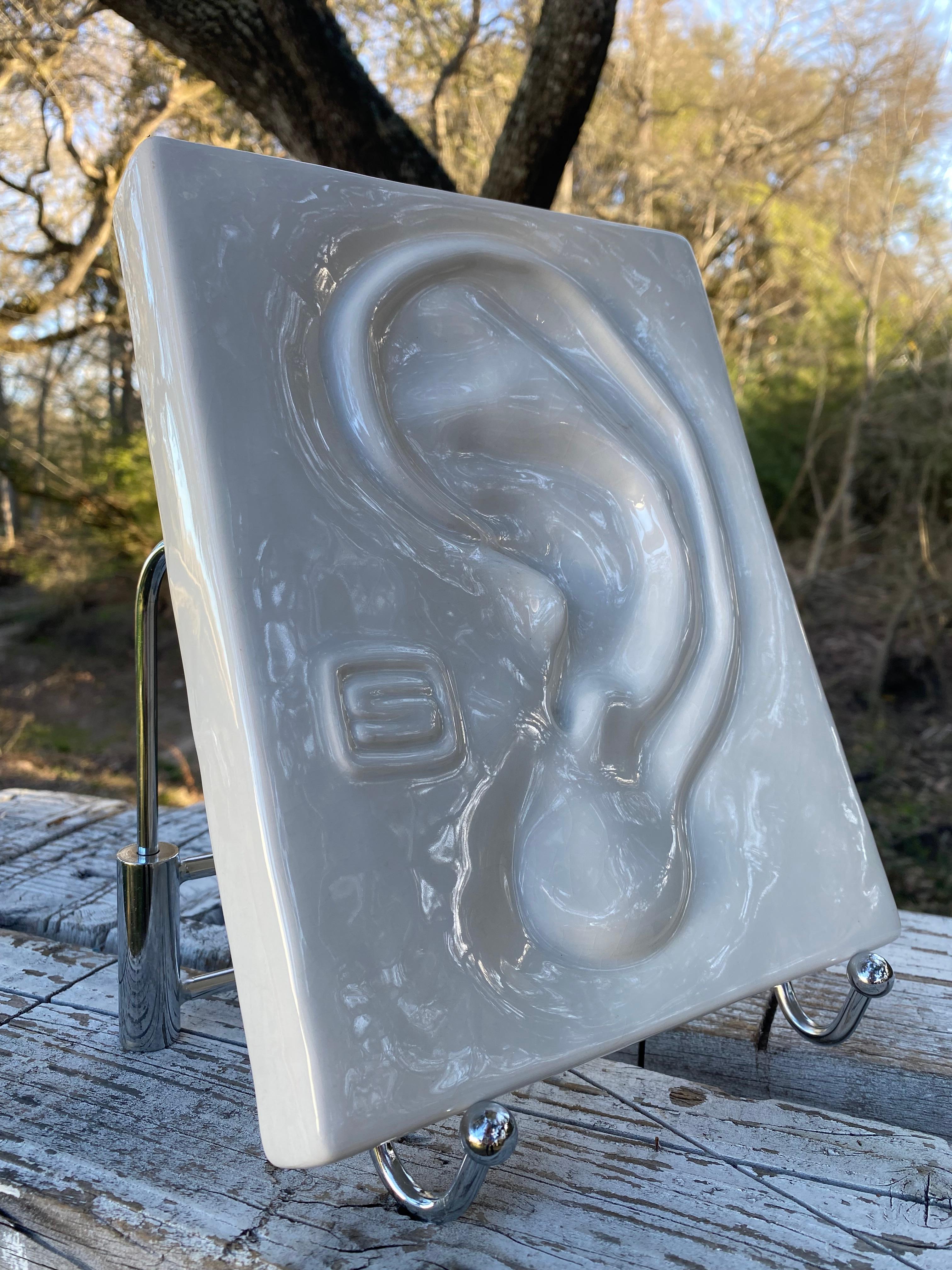 Surrealistische Porzellanskulptur eines Ohres im Angebot 11