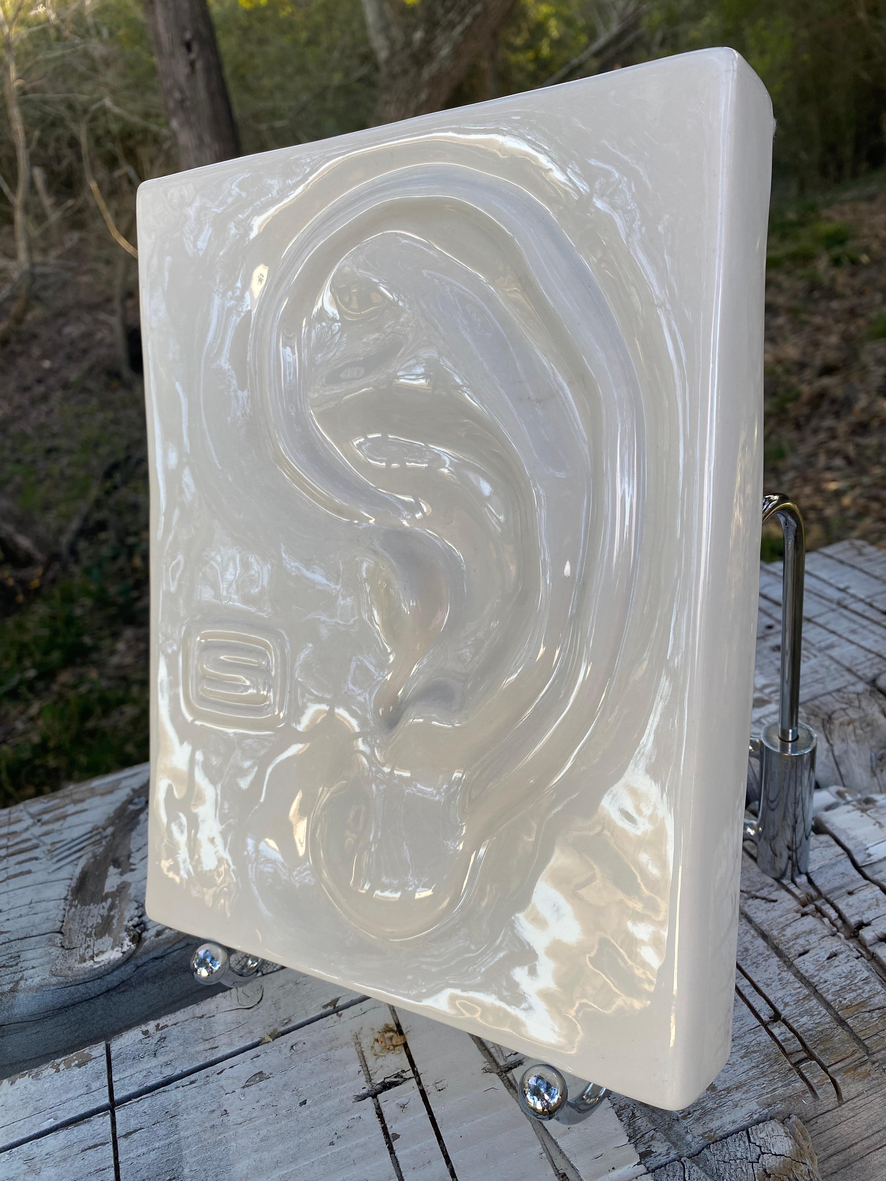 Surrealistische Porzellanskulptur eines Ohres im Angebot 13