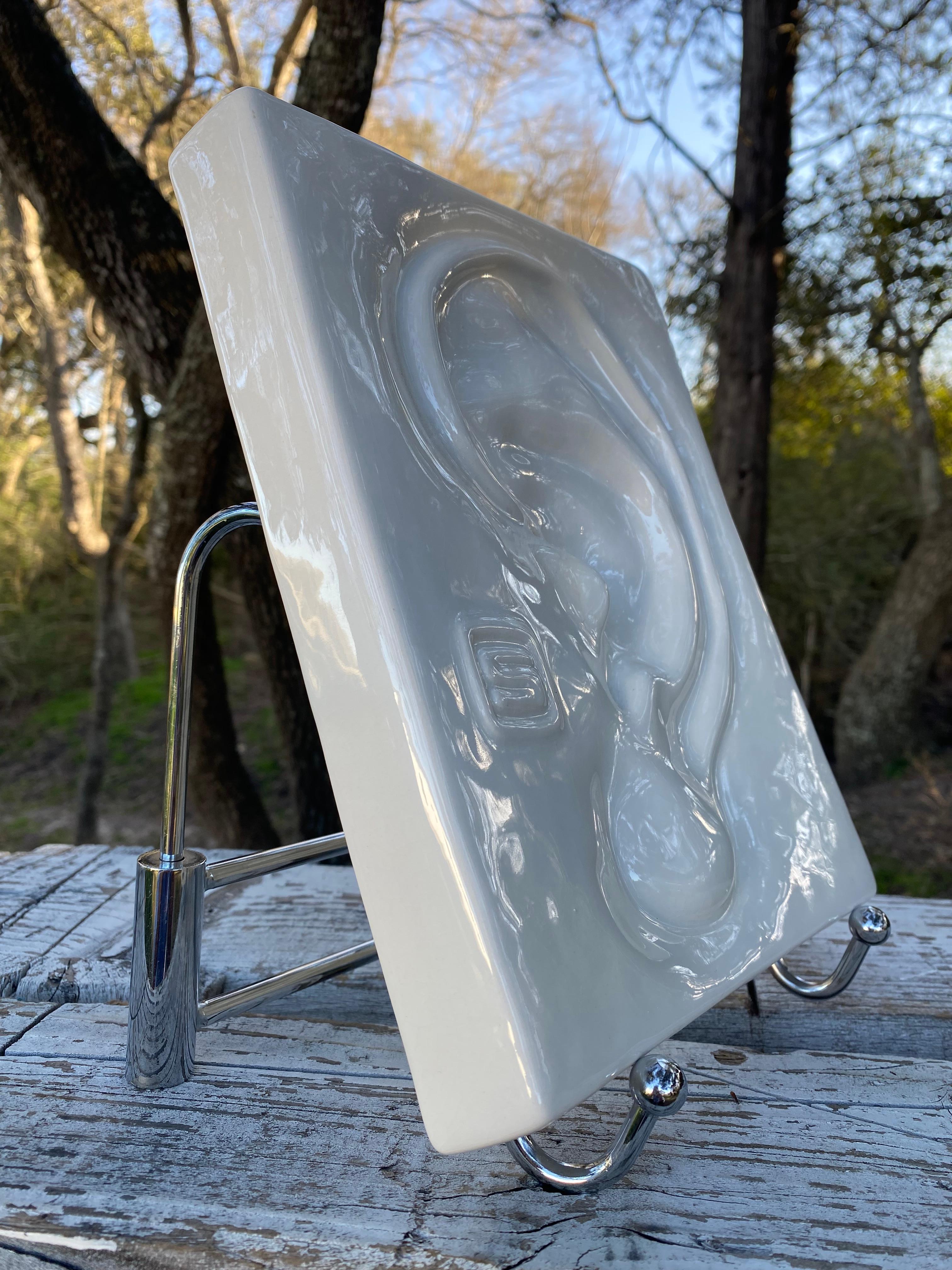 Surrealistische Porzellanskulptur eines Ohres im Angebot 14