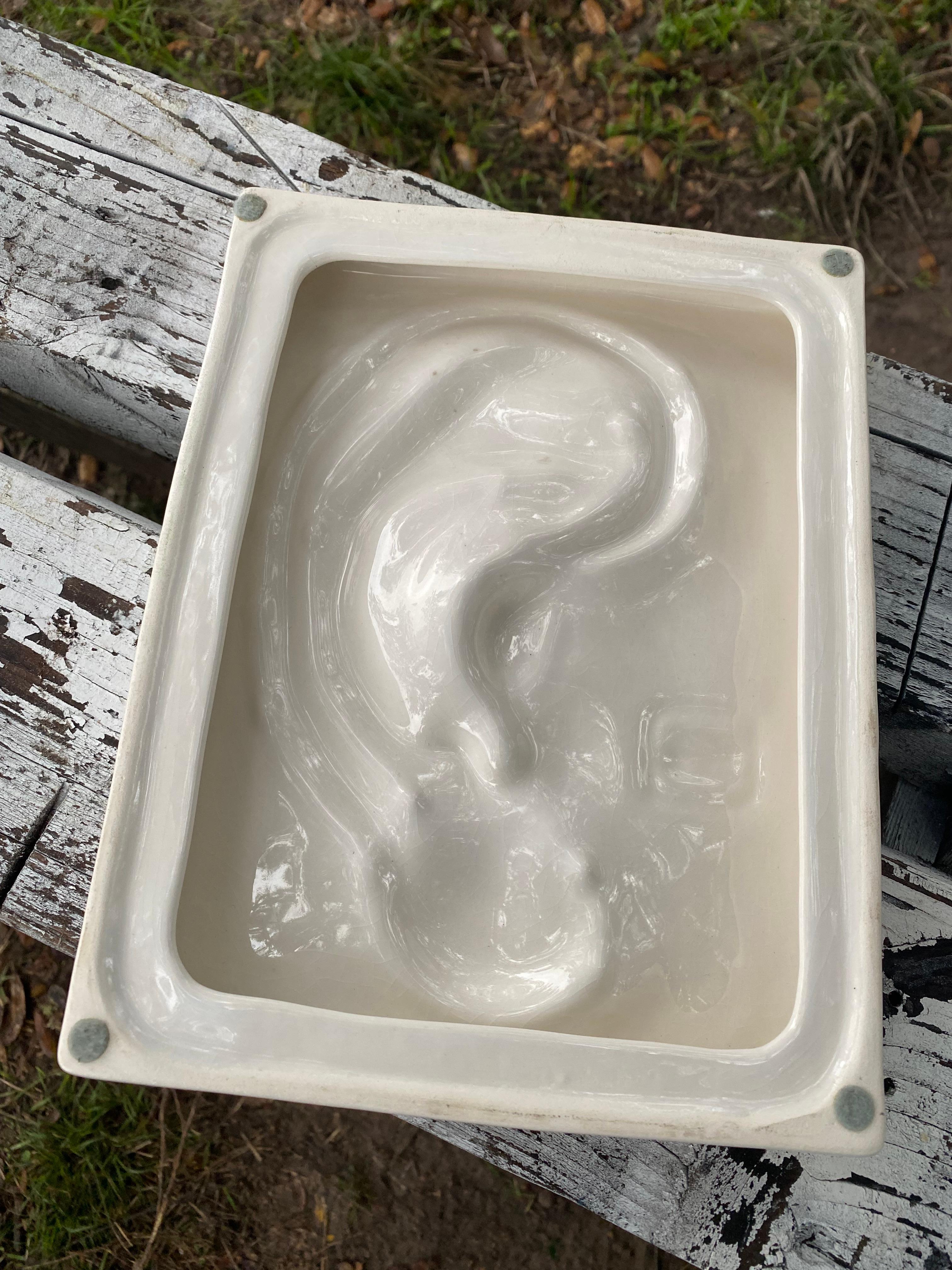 Surrealistische Porzellanskulptur eines Ohres (Handgefertigt) im Angebot