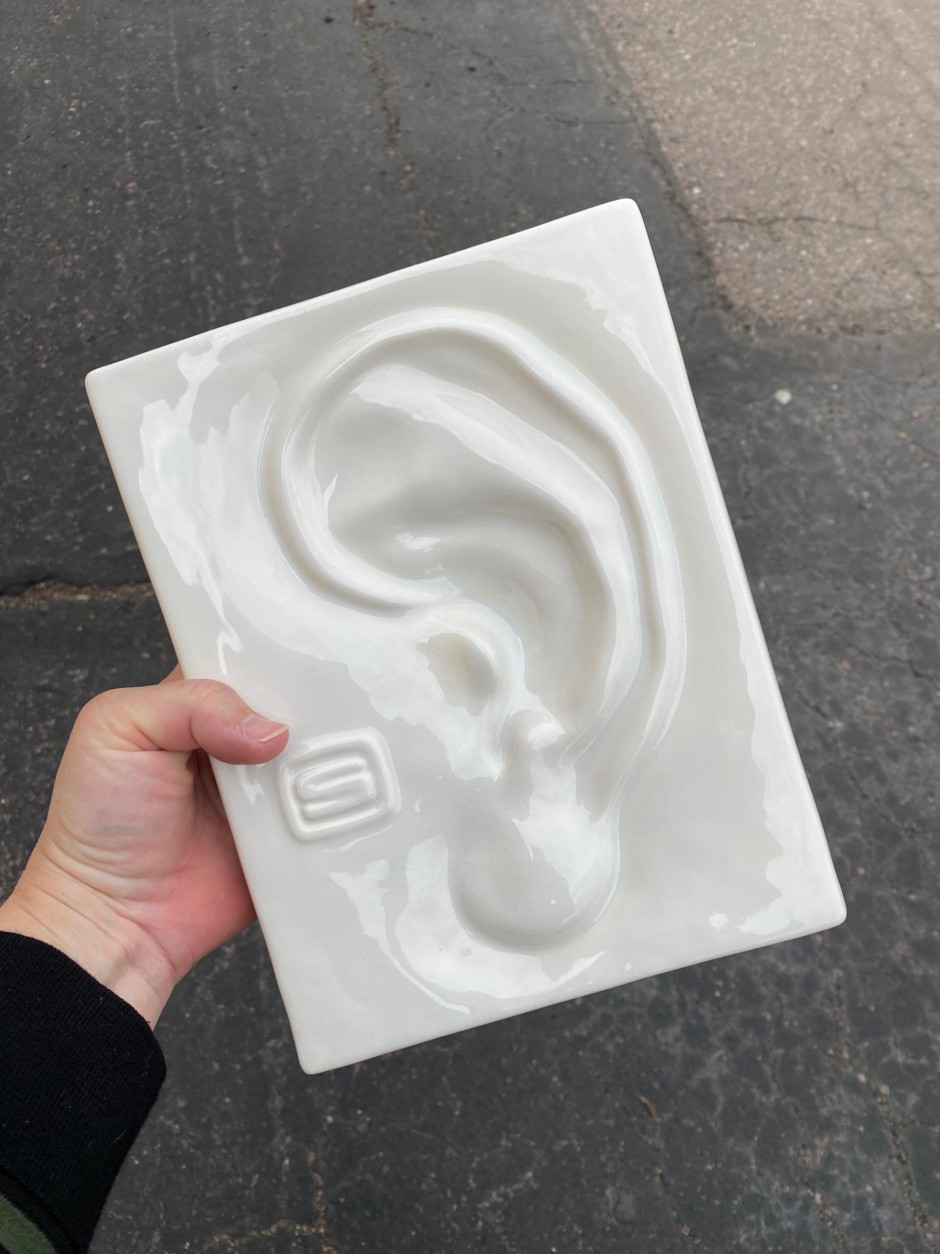 Surrealistische Porzellanskulptur eines Ohres im Angebot 1