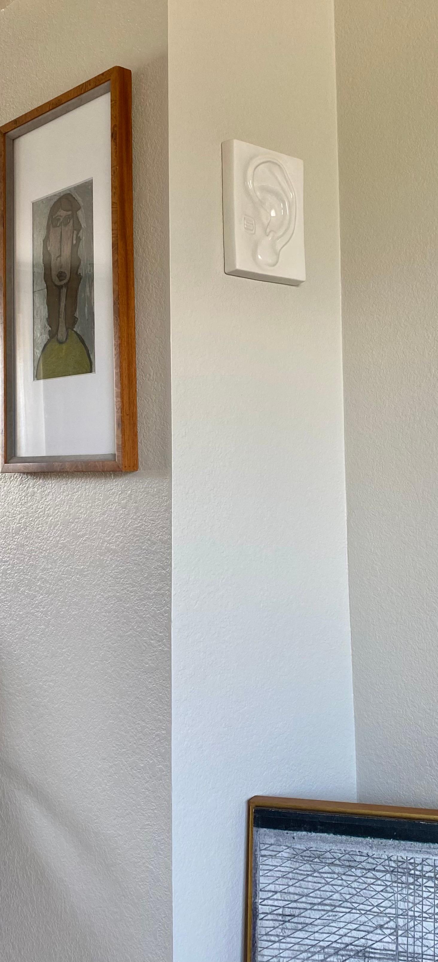 Surrealistische Porzellanskulptur eines Ohres im Angebot 2