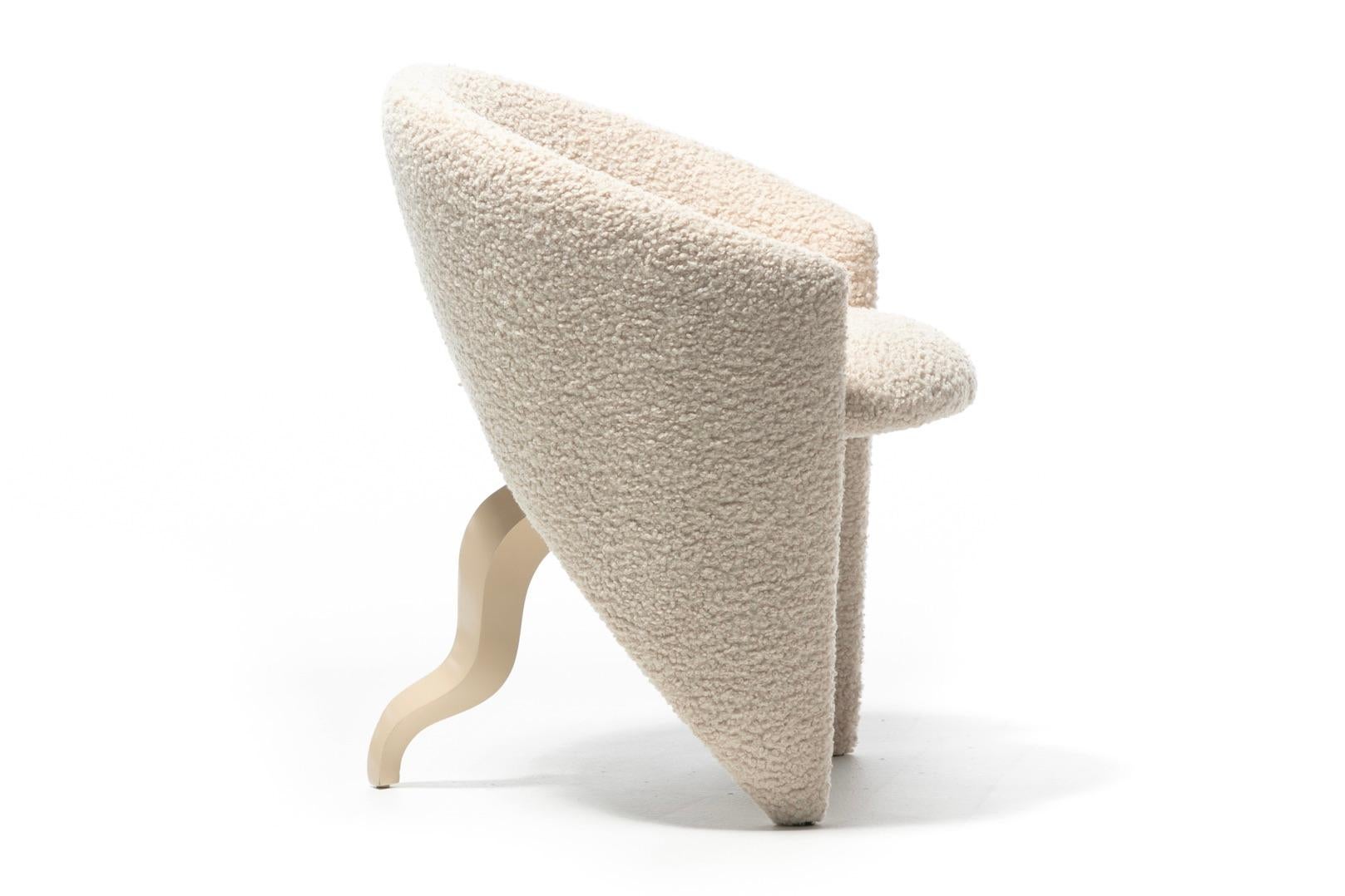 Chaise surréaliste post-moderne à trois pieds en bouclé d'ivoire, circa 1980s en vente 3