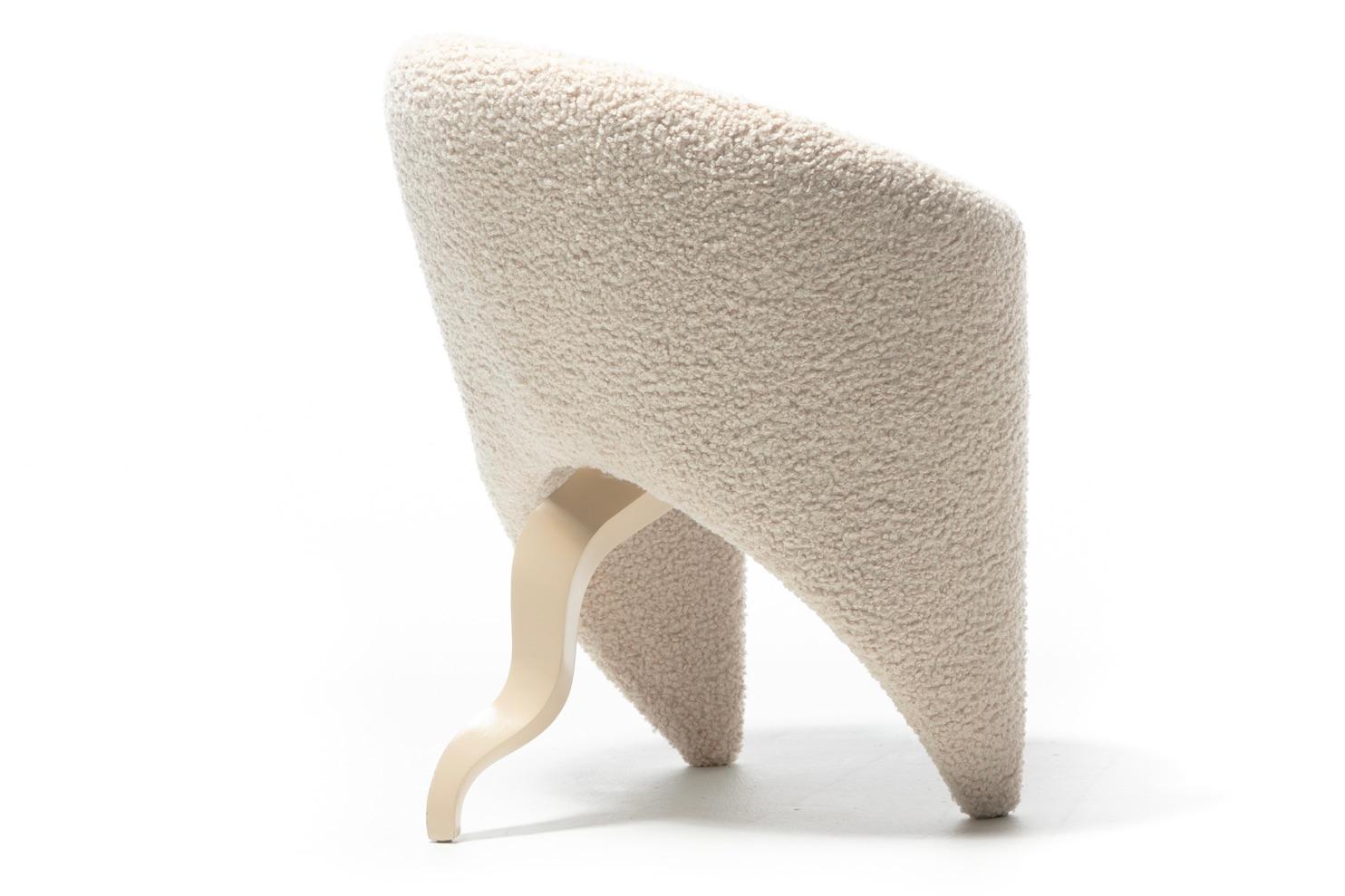 Chaise surréaliste post-moderne à trois pieds en bouclé d'ivoire, circa 1980s en vente 4