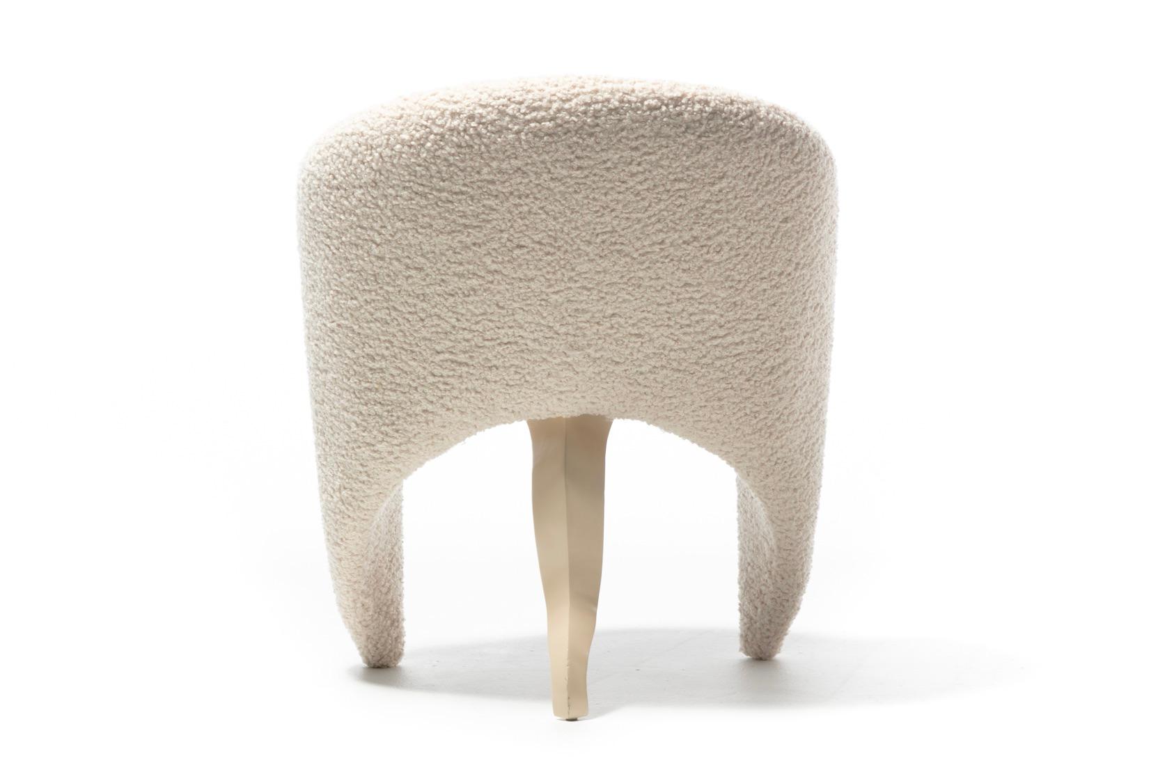 Chaise surréaliste post-moderne à trois pieds en bouclé d'ivoire, circa 1980s en vente 5
