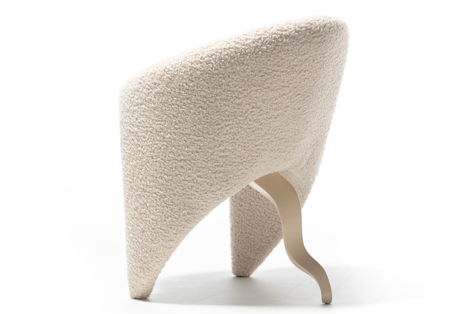 Chaise surréaliste post-moderne à trois pieds en bouclé d'ivoire, circa 1980s en vente 6
