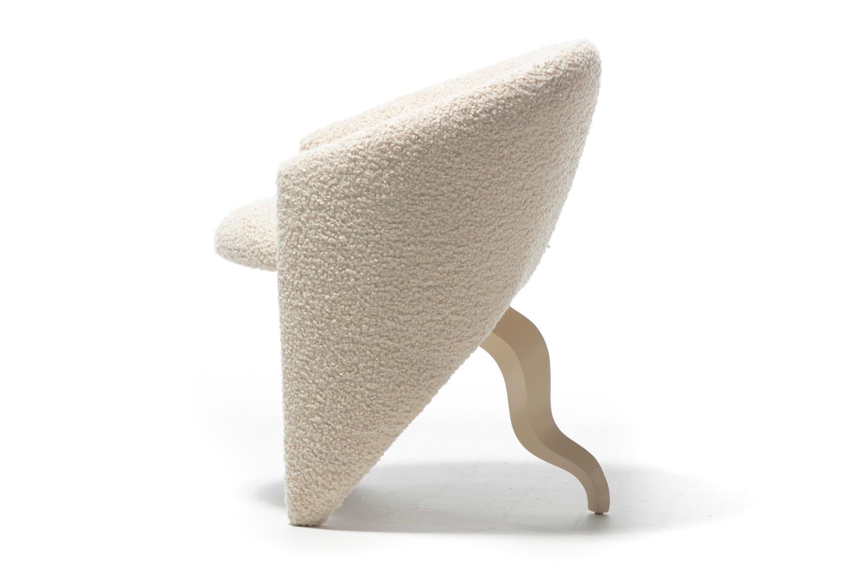 Chaise surréaliste post-moderne à trois pieds en bouclé d'ivoire, circa 1980s en vente 7
