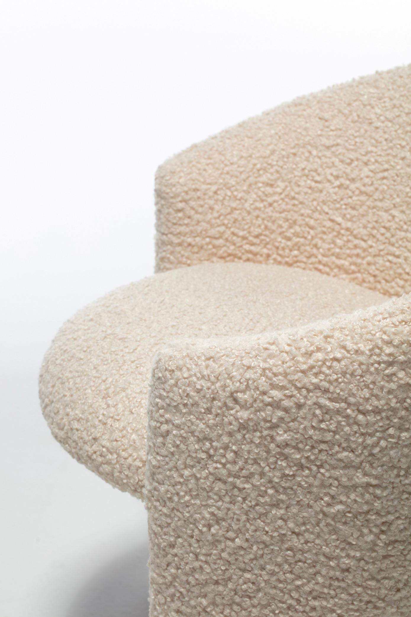 Chaise surréaliste post-moderne à trois pieds en bouclé d'ivoire, circa 1980s en vente 8